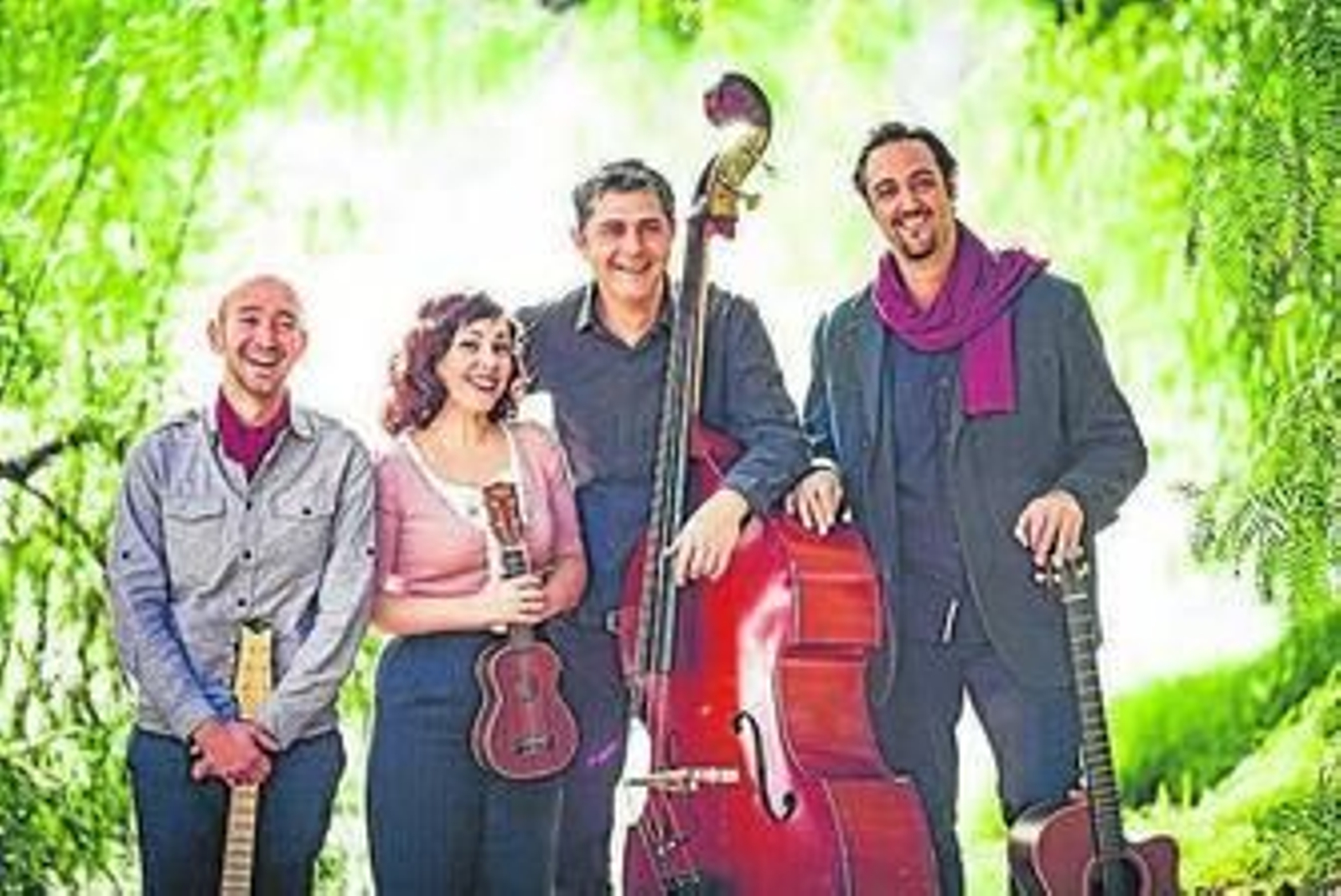 Paula Padilla al ukelele con el resto de integrantes de Très Bien!