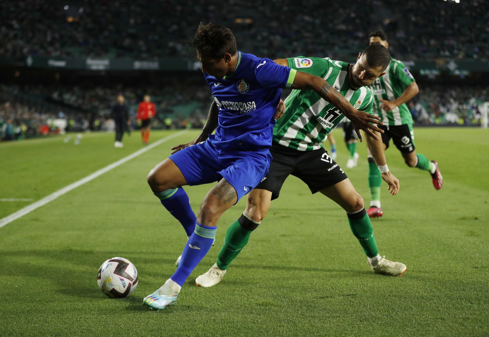 Guido Rodríguez trata de quitarle la pelota a Damián Suárez.