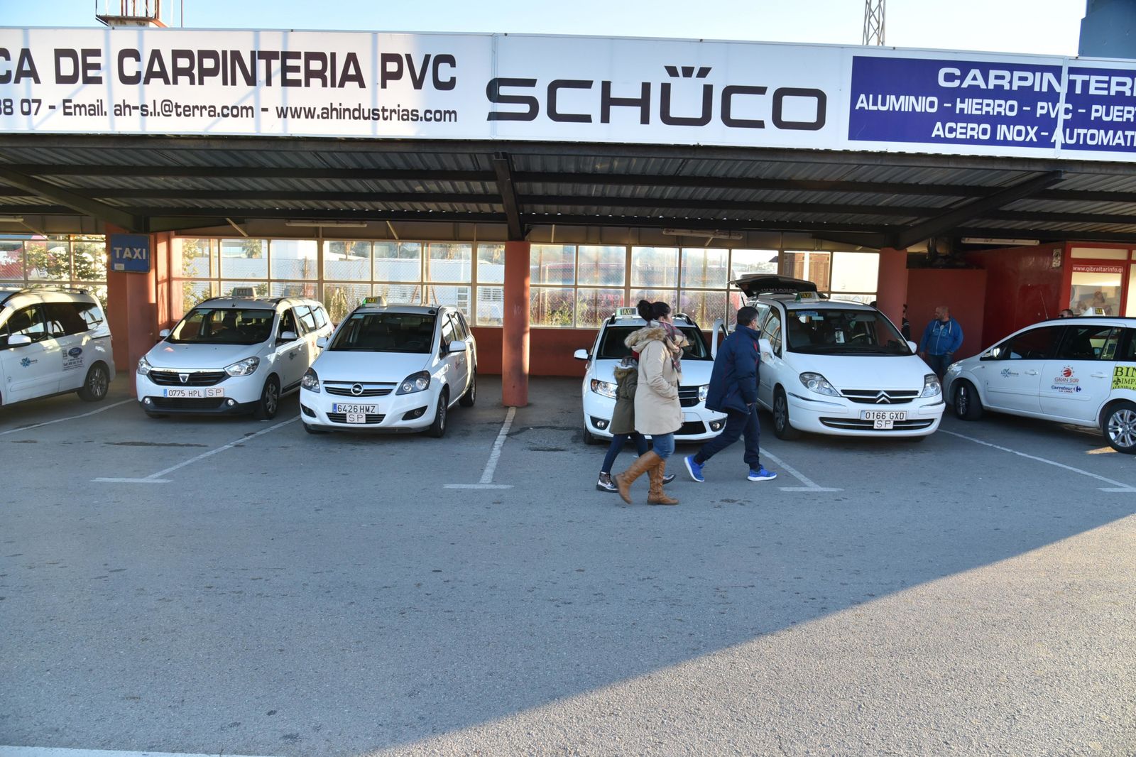 La parada de taxis junto a la frontera con Gibraltar