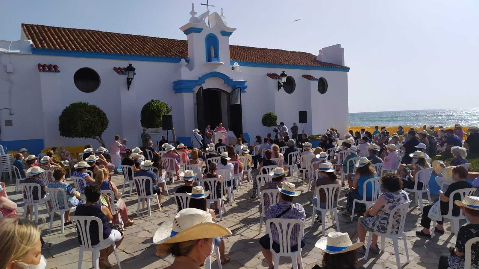 Una misa en el exterior de la iglesia del Carmen.