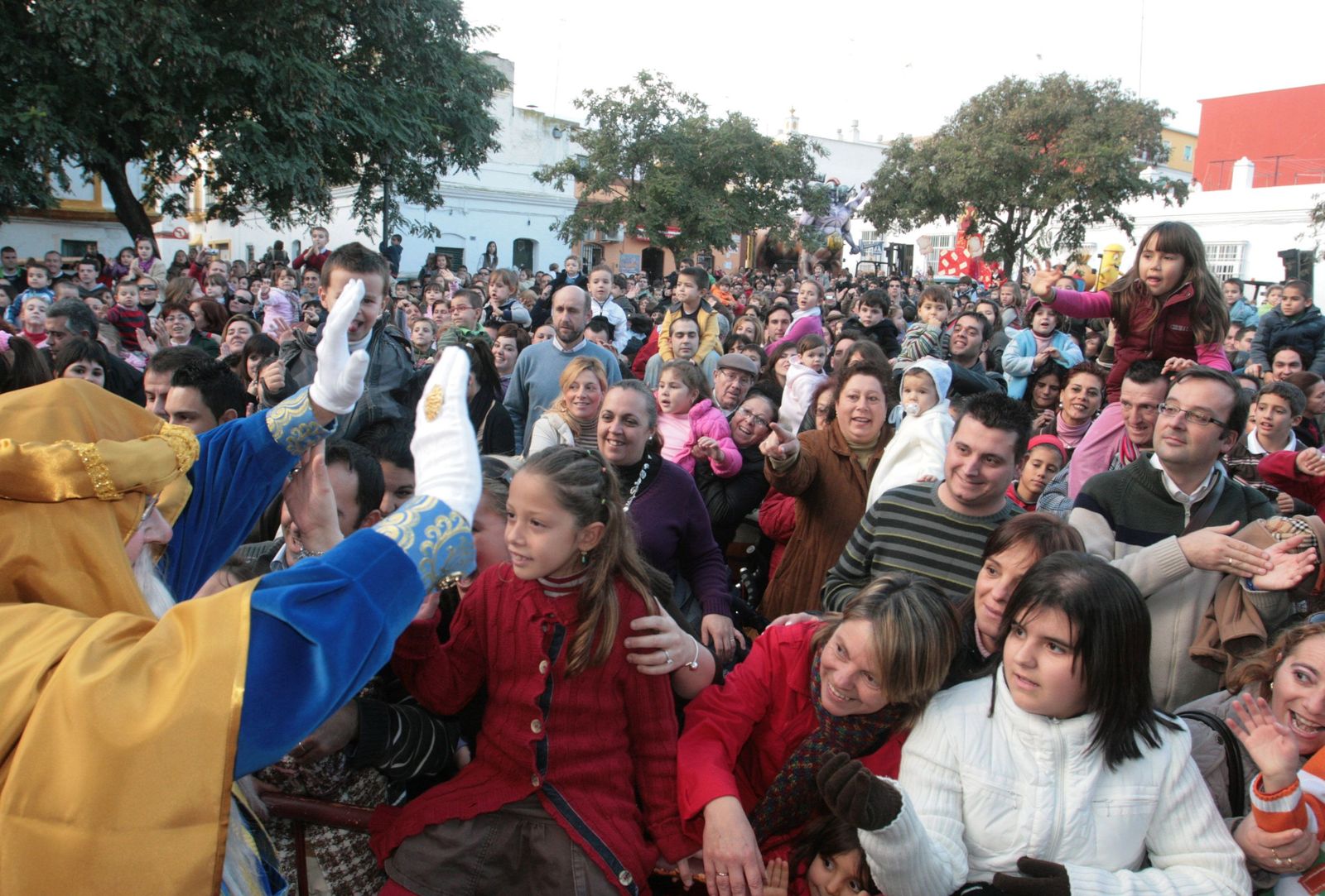 El Rey Melchor de la Cabalgata de 2010 (Rafael Sollero) saluda a los niños. Ese año el cortejo salió de la plaza Sánchez de la Campa