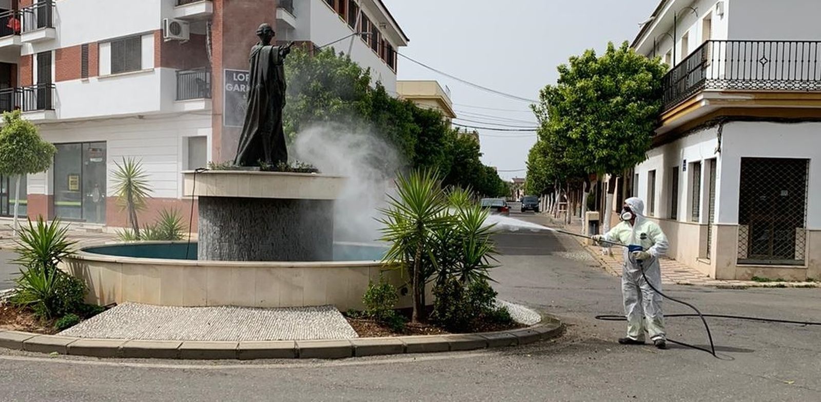 Trabajos de desinfección de lugares públicos en Fuente Palmera.