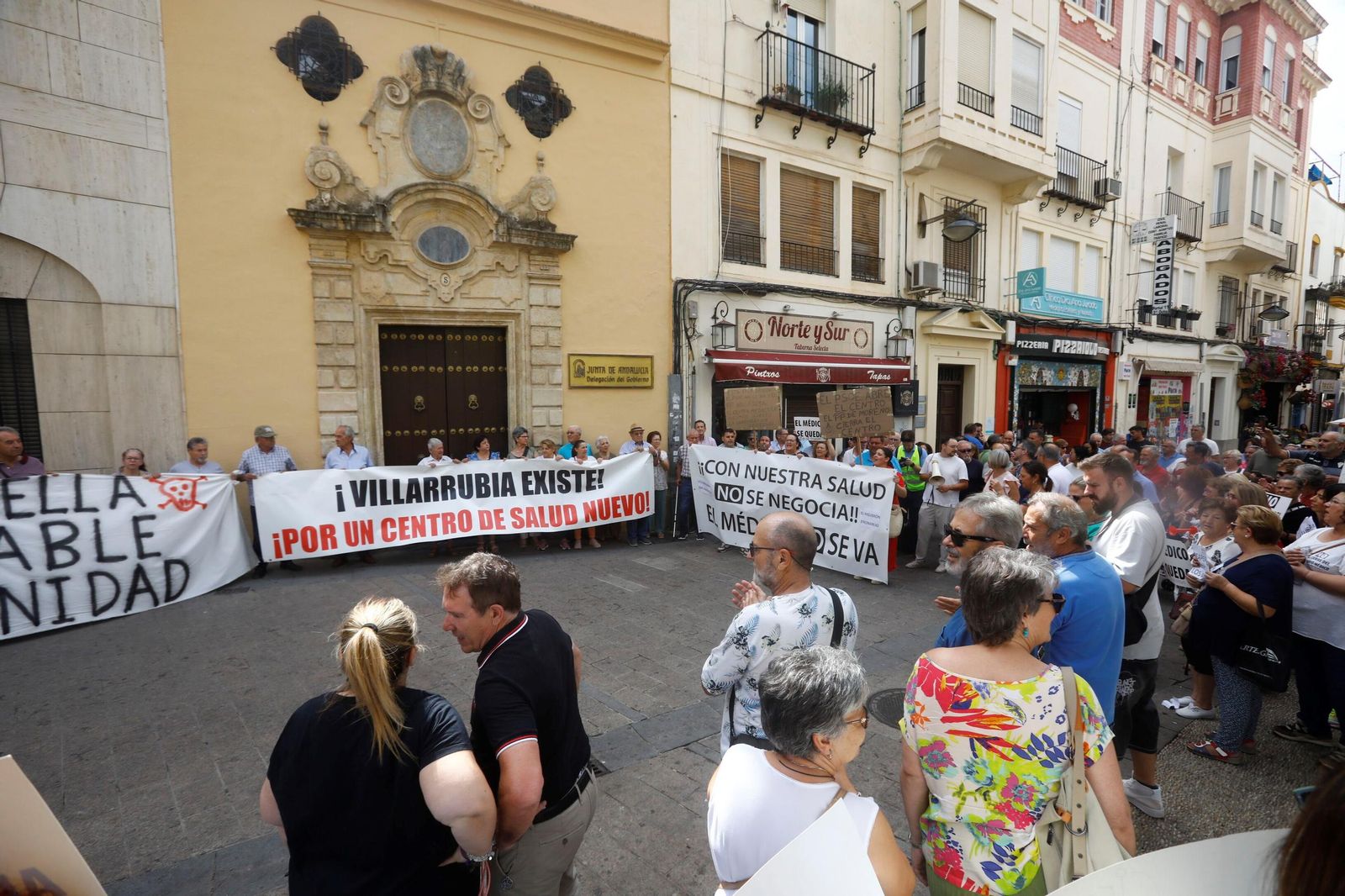 Las imágenes de la protesta de los vecinos de Villarrubia en defensa de la sanidad pública