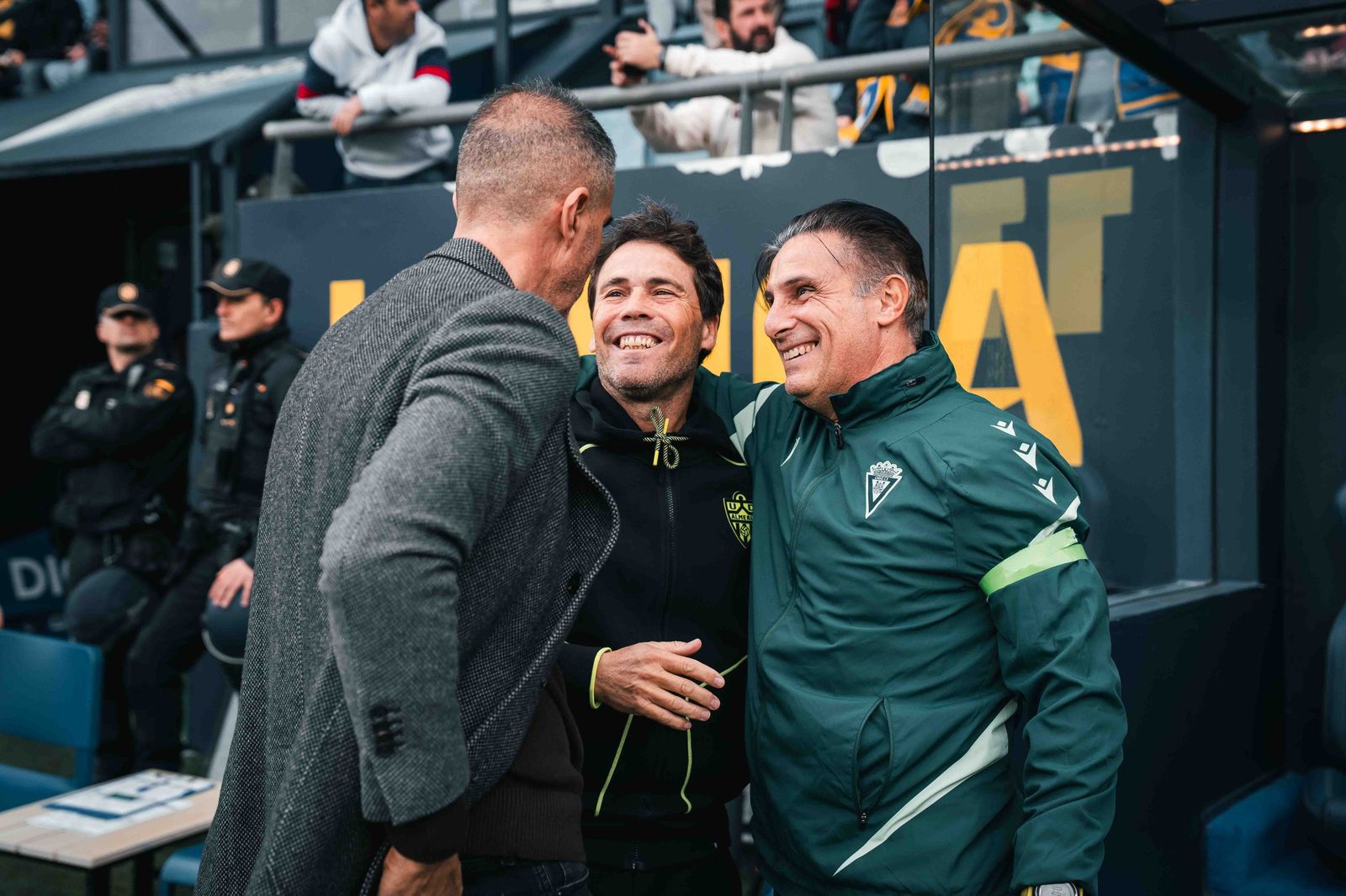 Rubi dialoga con Gaizka Garitano antes del comienzo del encuentro en el Nuevo Mirandilla.