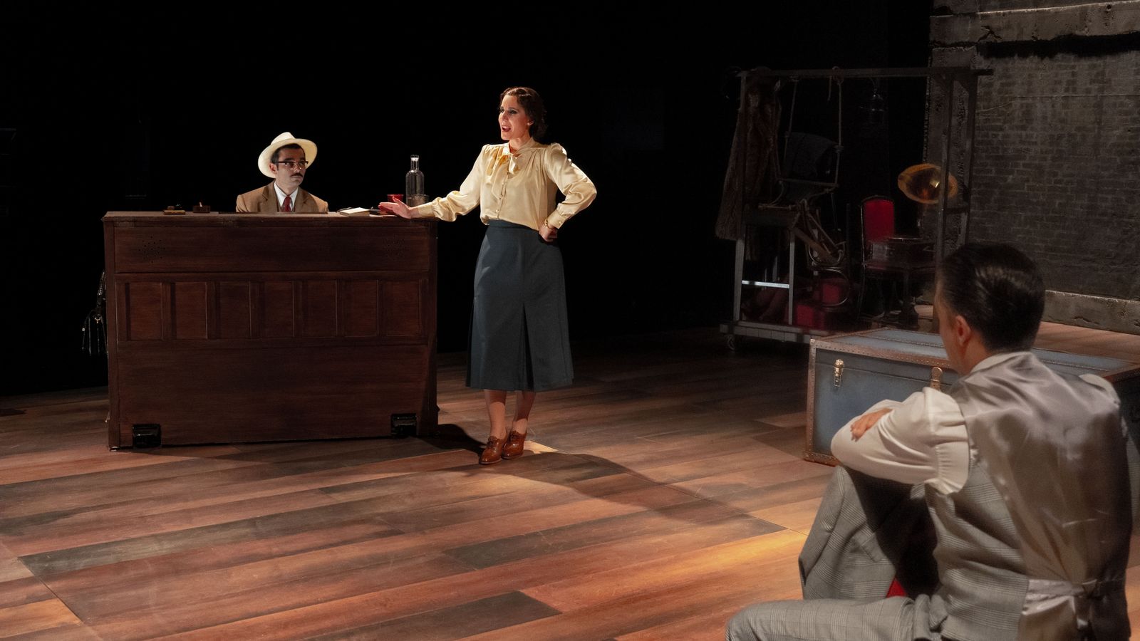 Los tres protagonistas de 'En tierra extraña' la pieza de Juan Carlos Rubio que hoy se despide del Lope de Vega.