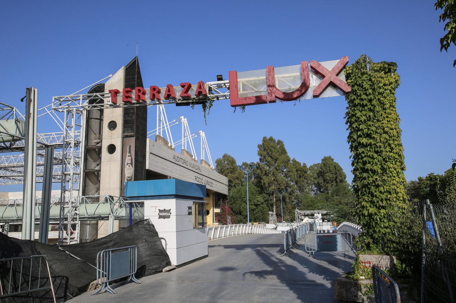 Entrada a la terraza nocturna Lux, junto al auditorio de la Cartuja.