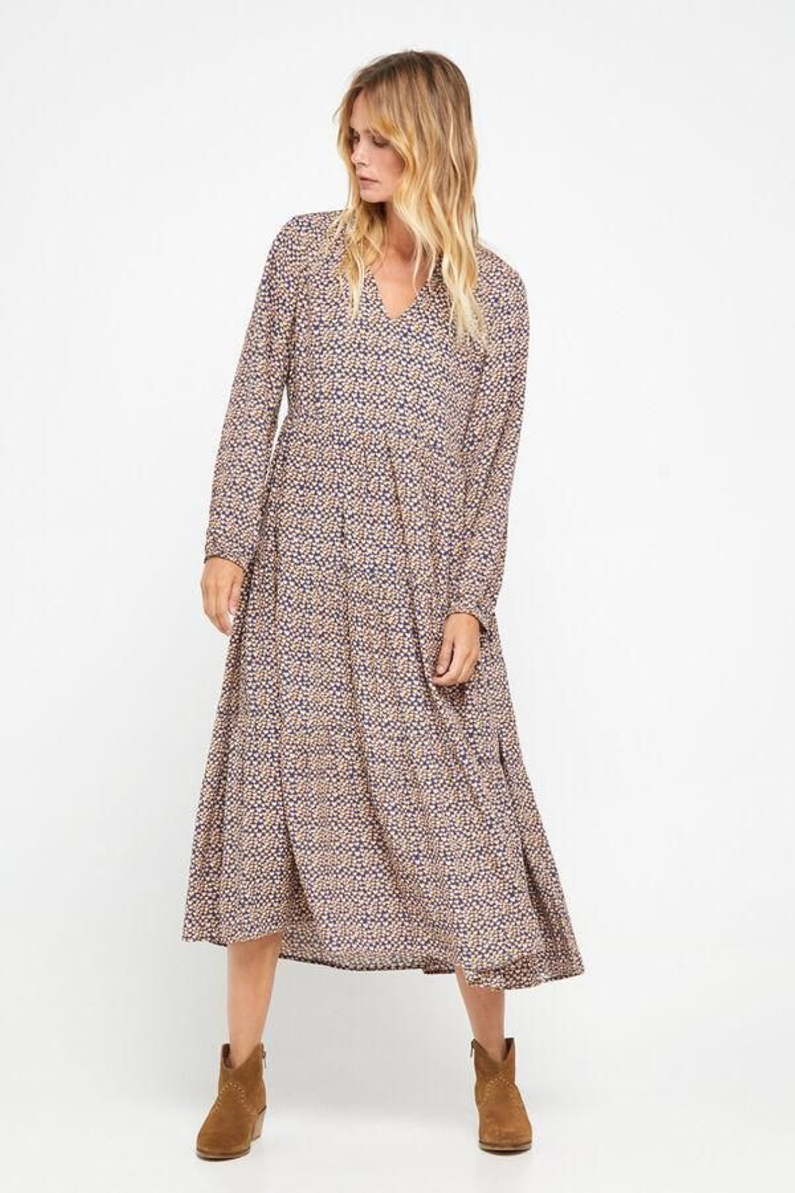 Vestido midi con tejido fluido de Cortefiel.