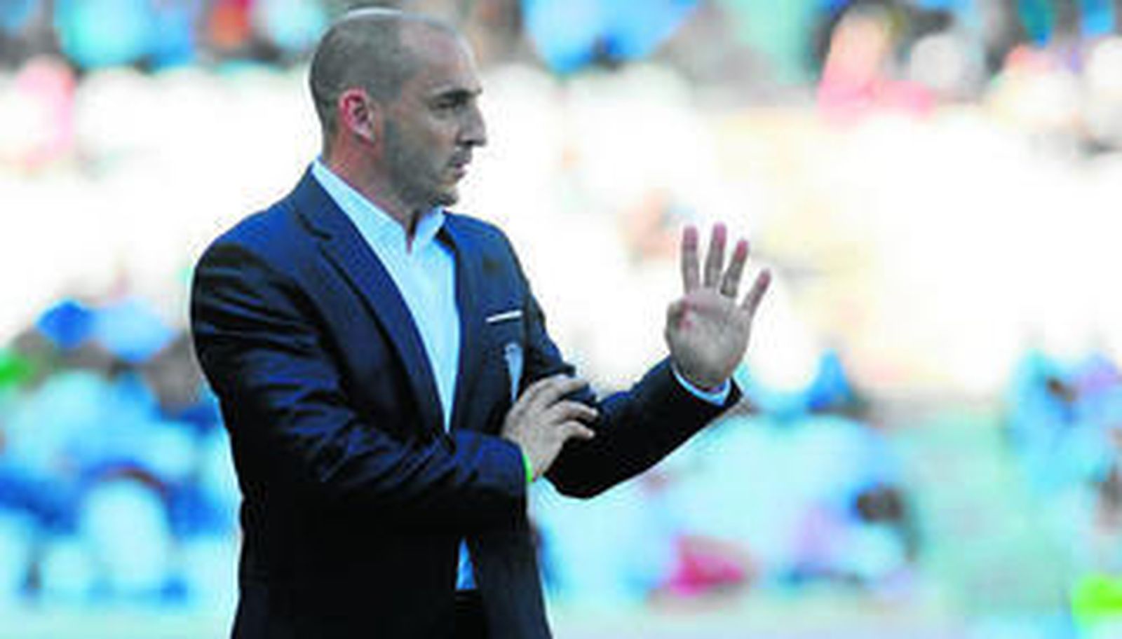 El entrenador blanquiverde Albert Ferrer se dirige a sus jugadores durante el partido de ayer ante el Alcorcón.