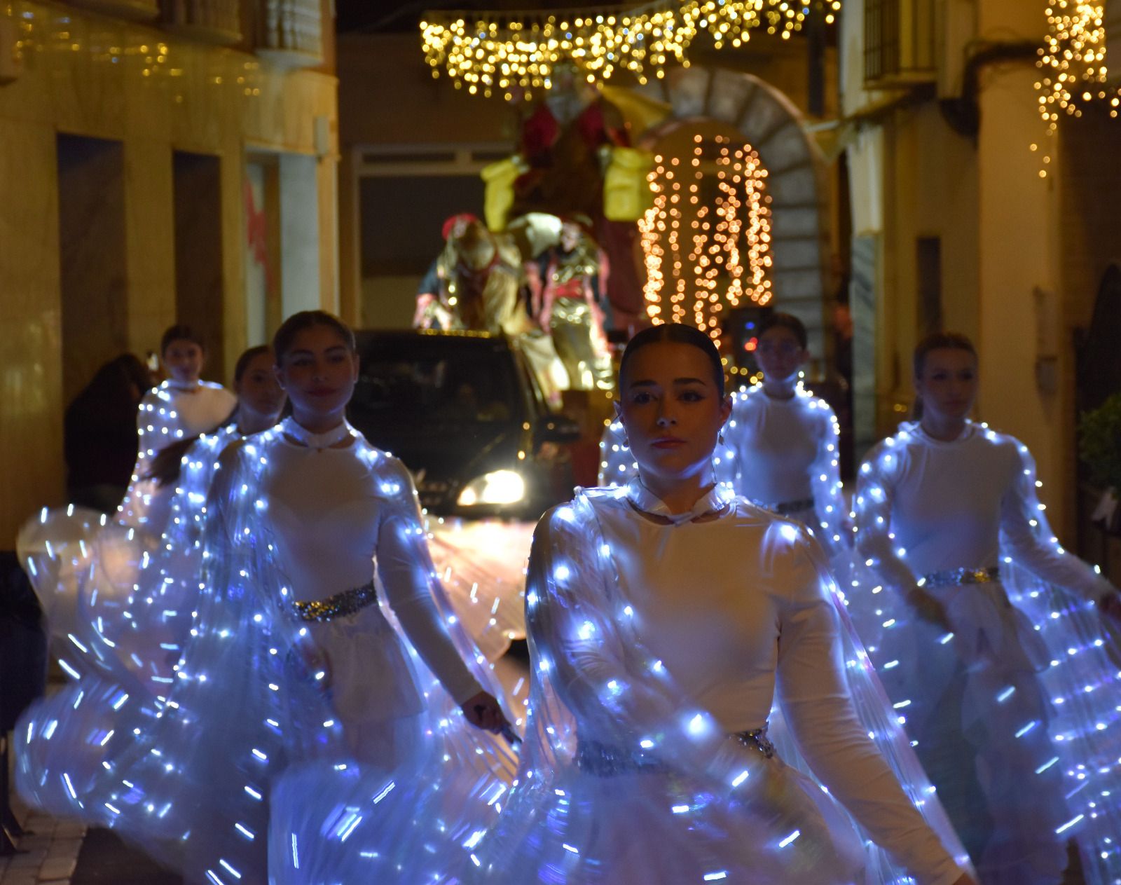 Macael desborda ilusión en la visita de los Reyes Magos: la cabalgata, en imágenes