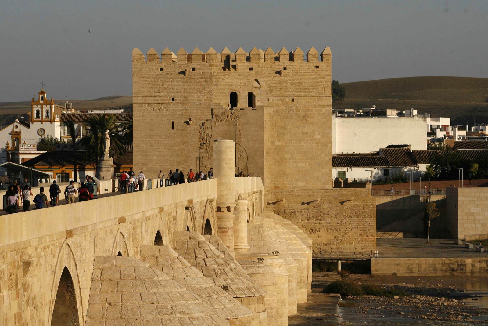 Puente romano y Torre de la Calahorra, histórica puerta de acceso al Campo de la Verdad.