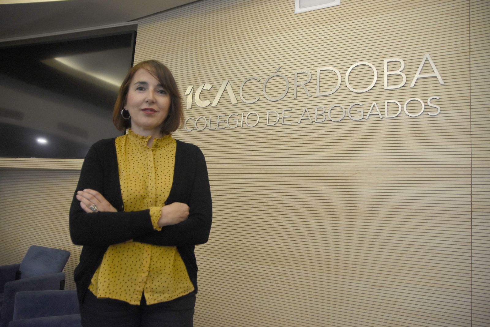 Isabel Palacios posa en la sede del Colegio de Abogados de Córdoba.