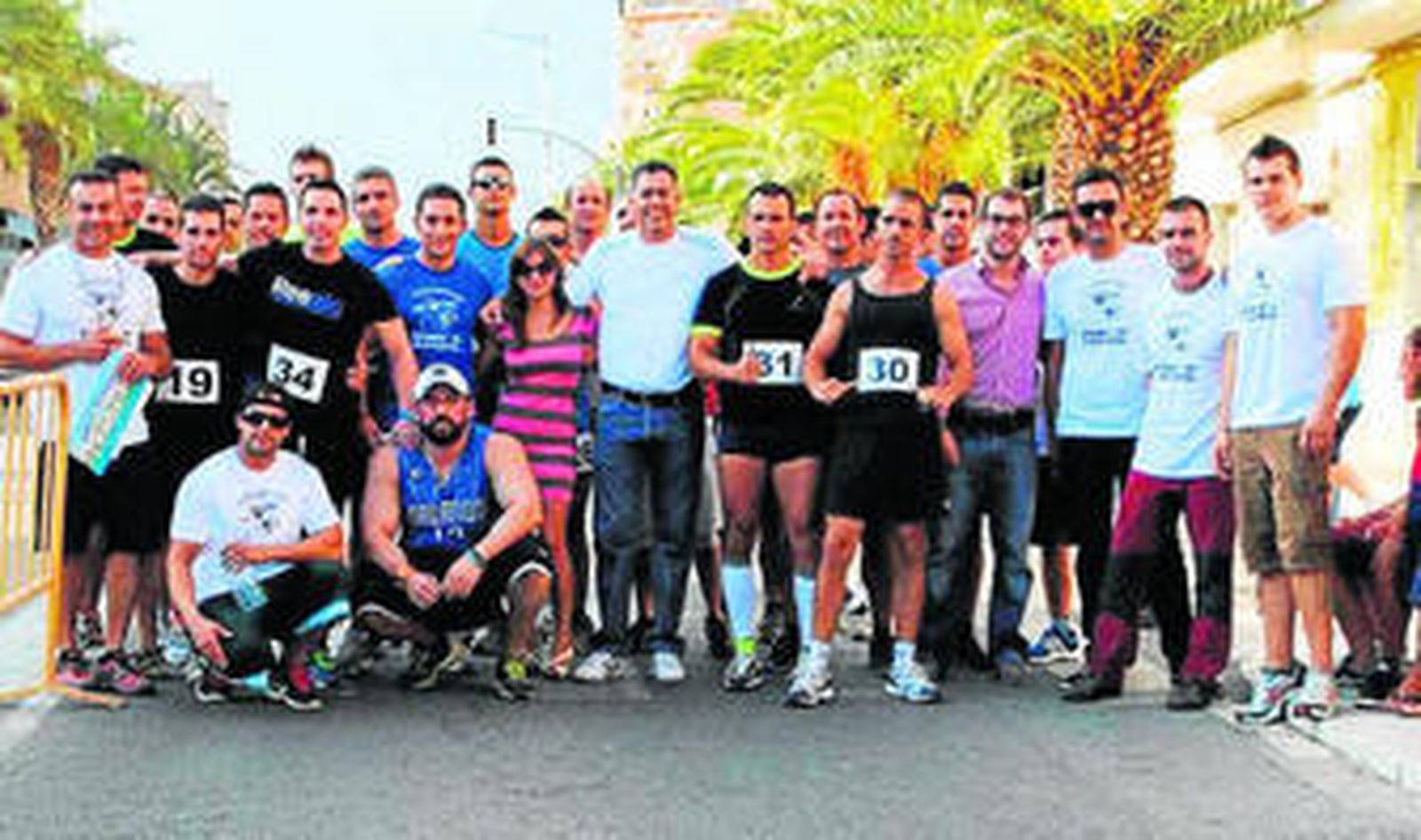 El alcalde de Olula con los participantes de la edición del año pasado.