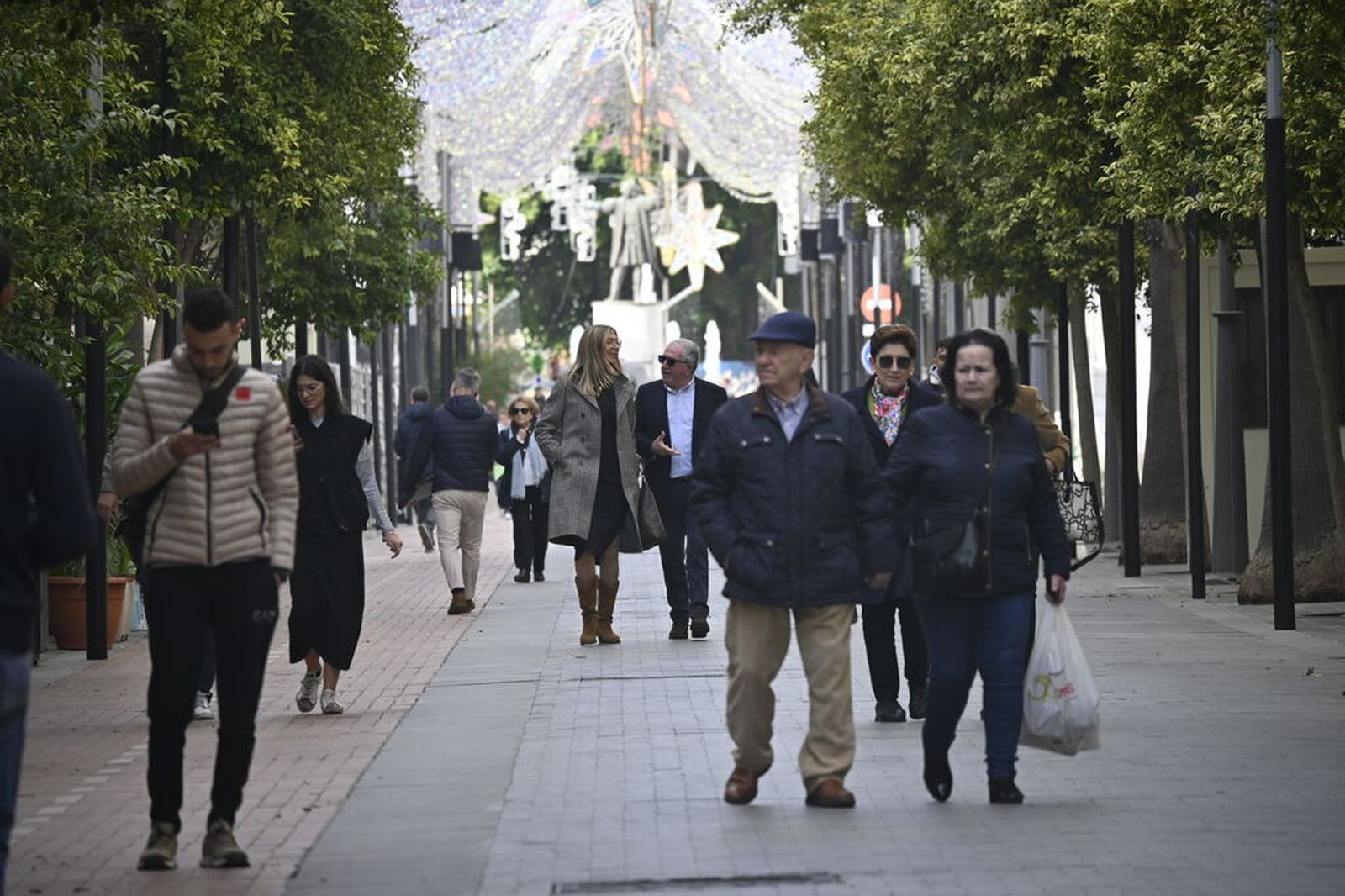 Transeúntes paseando por la Gran Vía de Huelva