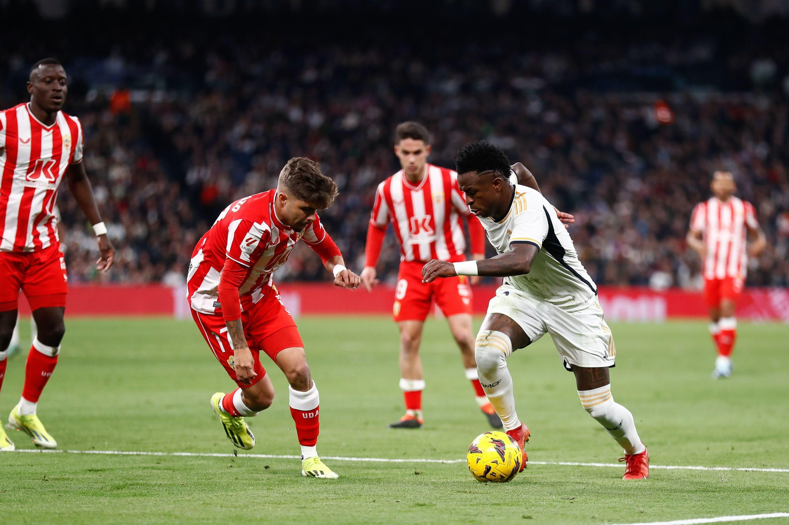Vinicius intenta irse de Pozo en el duelo que el Real Madrid remontó en el Bernabéu con inestimable colaboración arbitral