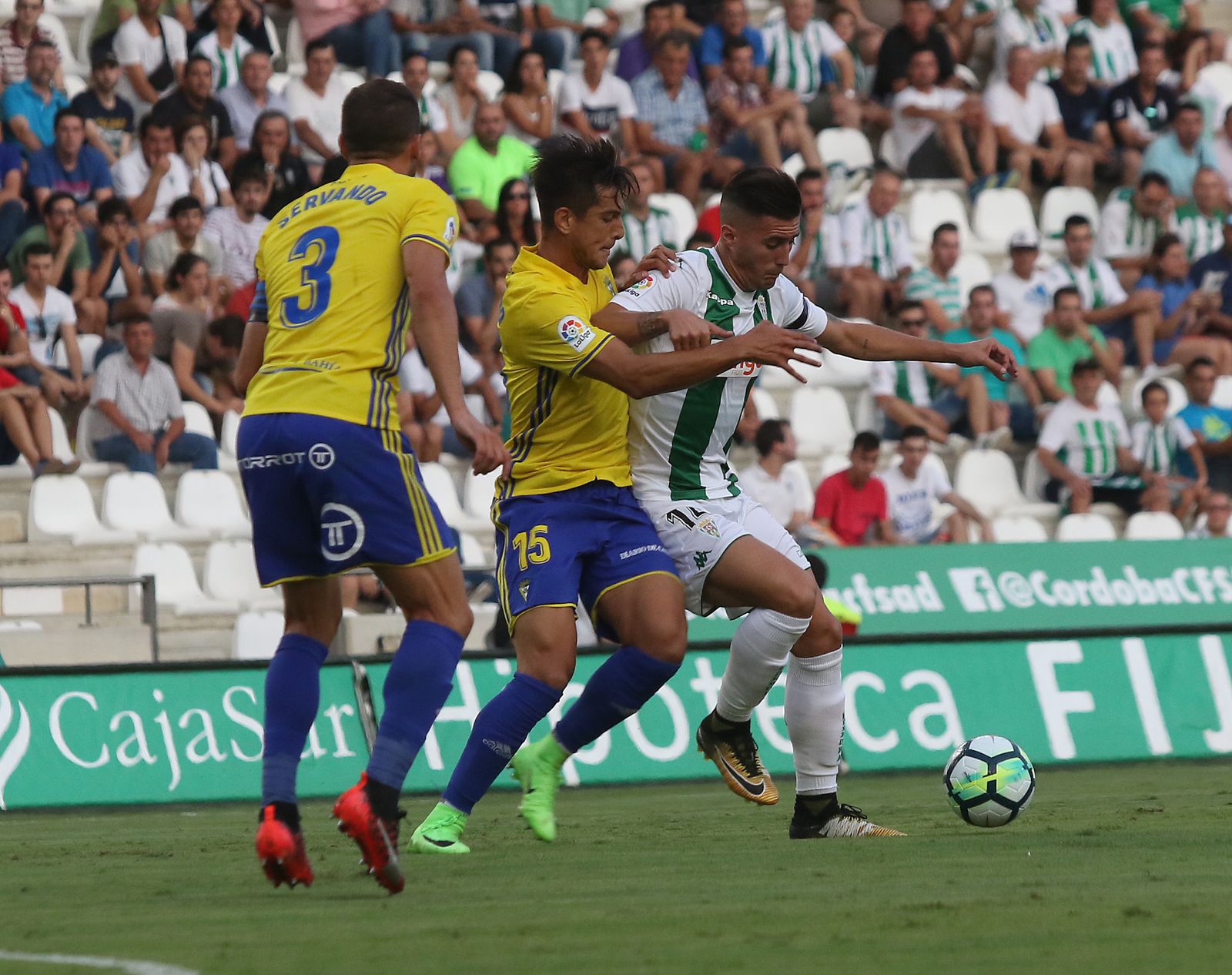Servando y Marcos Mauro presionan al cordobesista Sergi Guardiola.