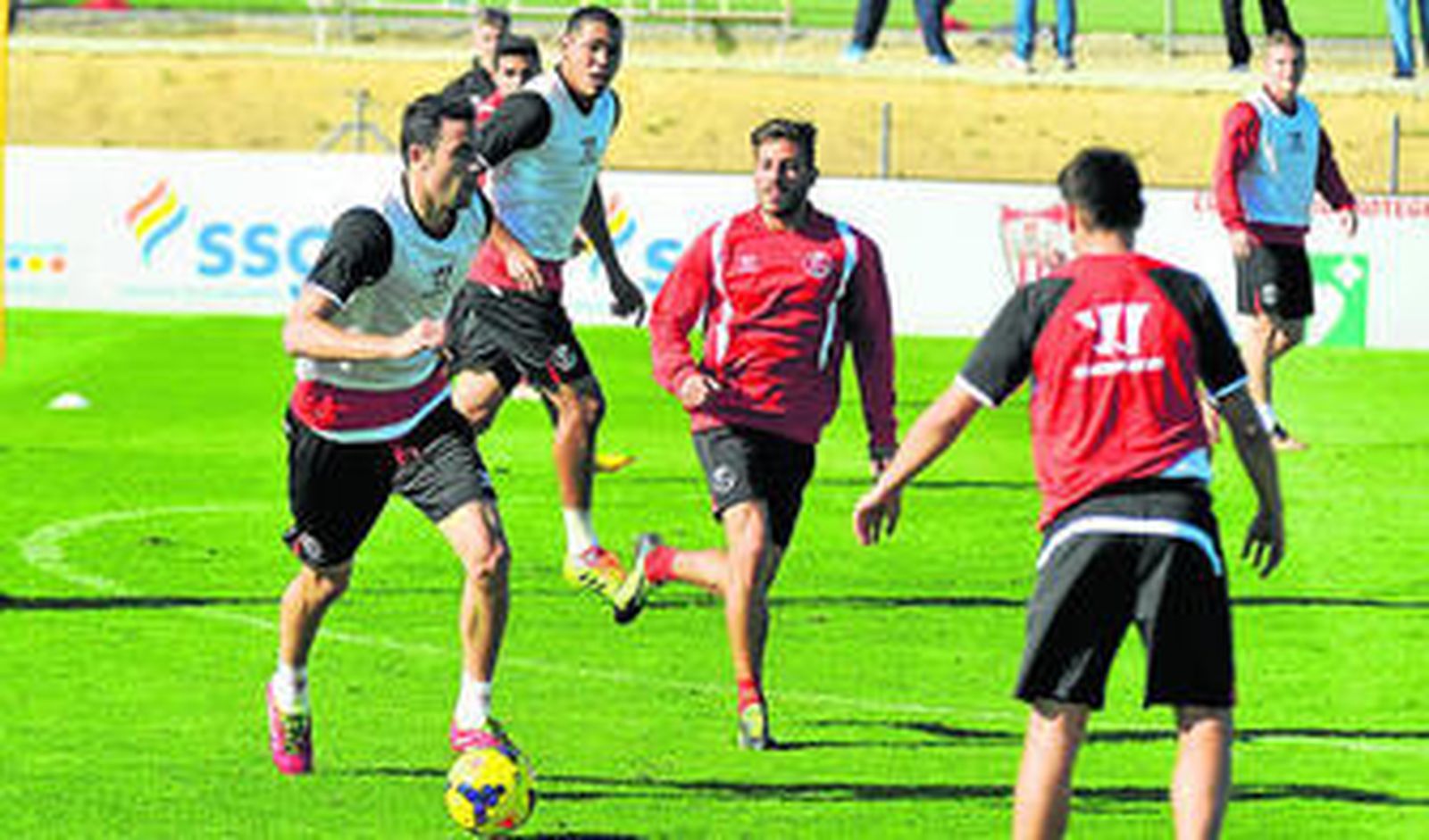 Iborra conduce el balón perseguido por Figueiras durante el último entrenamiento de la semana.