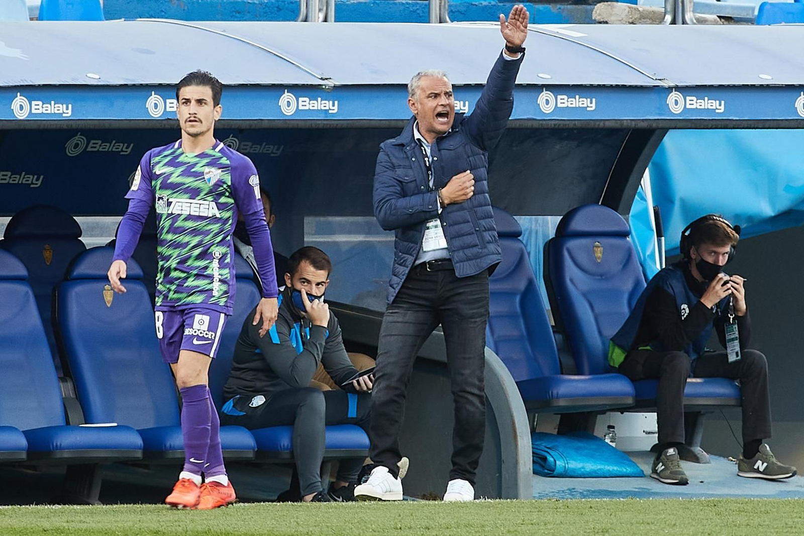 Pellicer da indicaciones durante el Zaragoza-Málaga CF.