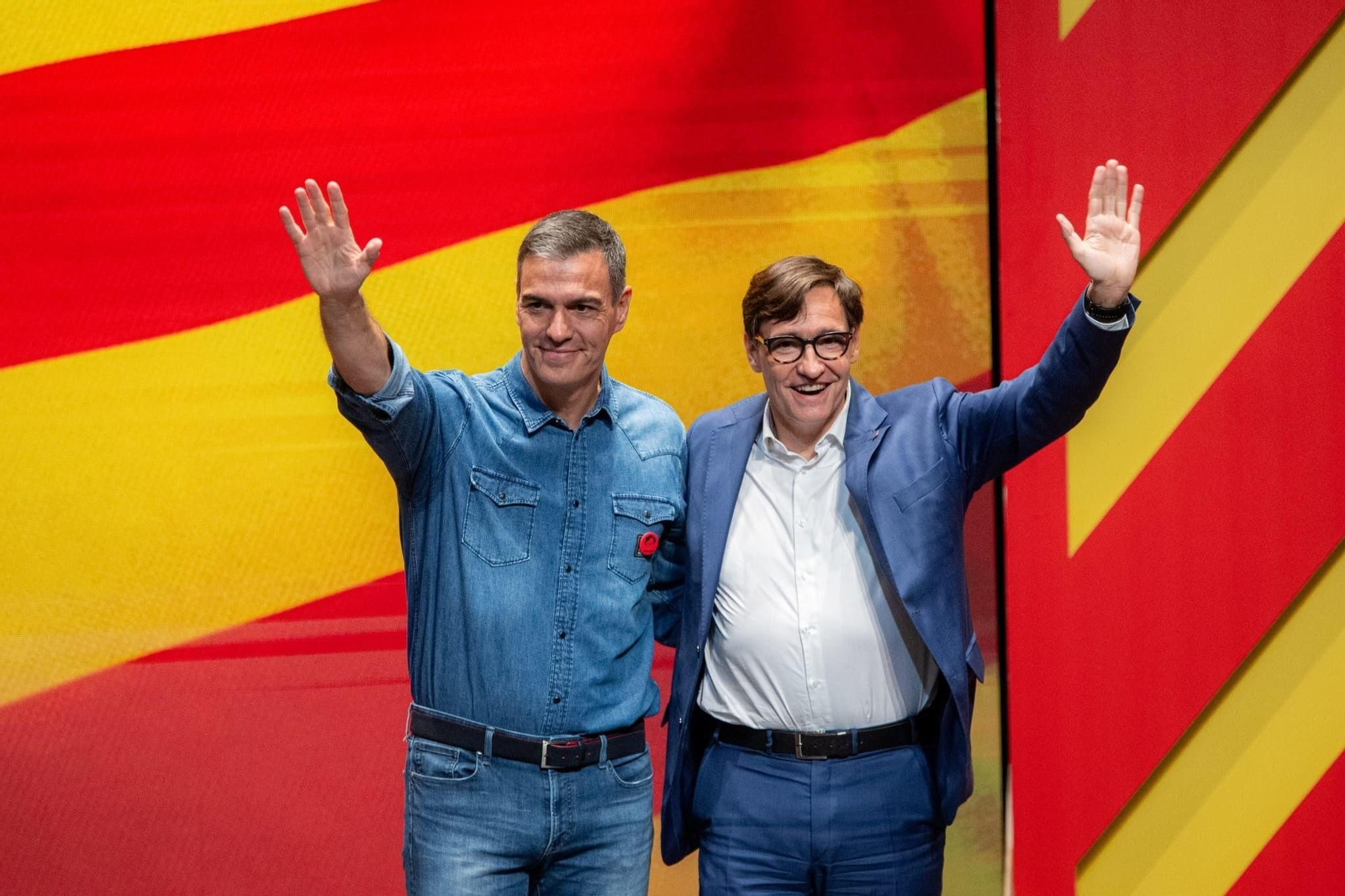 El presidente del Gobierno, Pedro Sánchez, con el candidato a presidir la Generalitat por el PSC, Salvador Illa.
