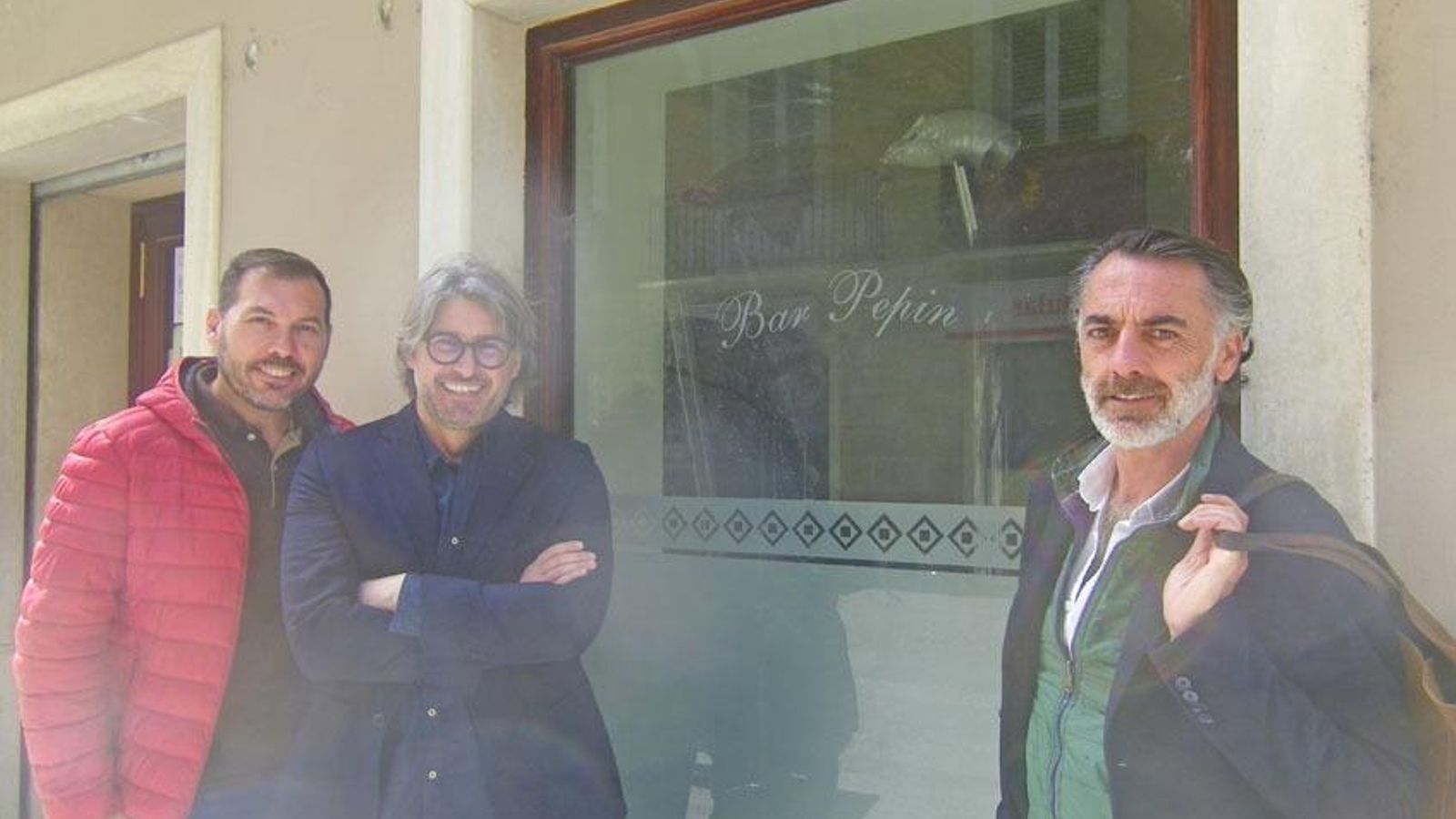 Elias Saavedra Raul Cueto y Gaspar Sobrino a la puerta del nuevo local