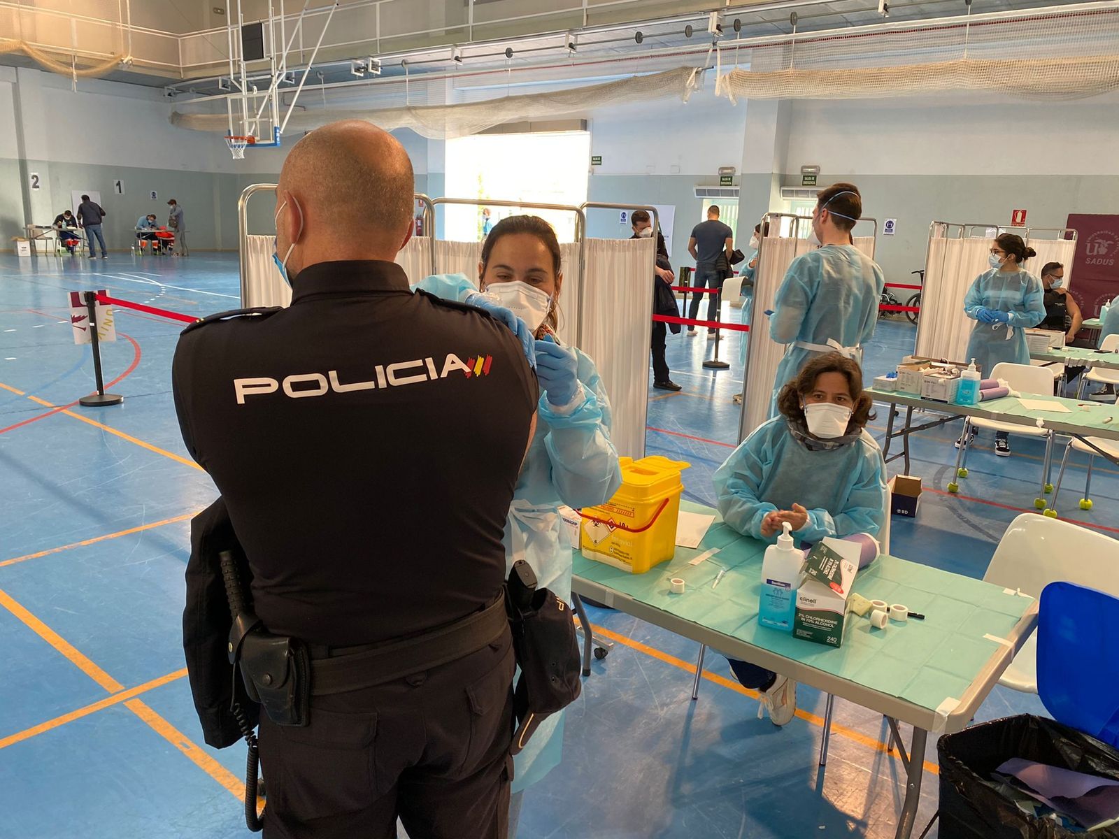 Vacunación de un policía nacional en Sevilla.