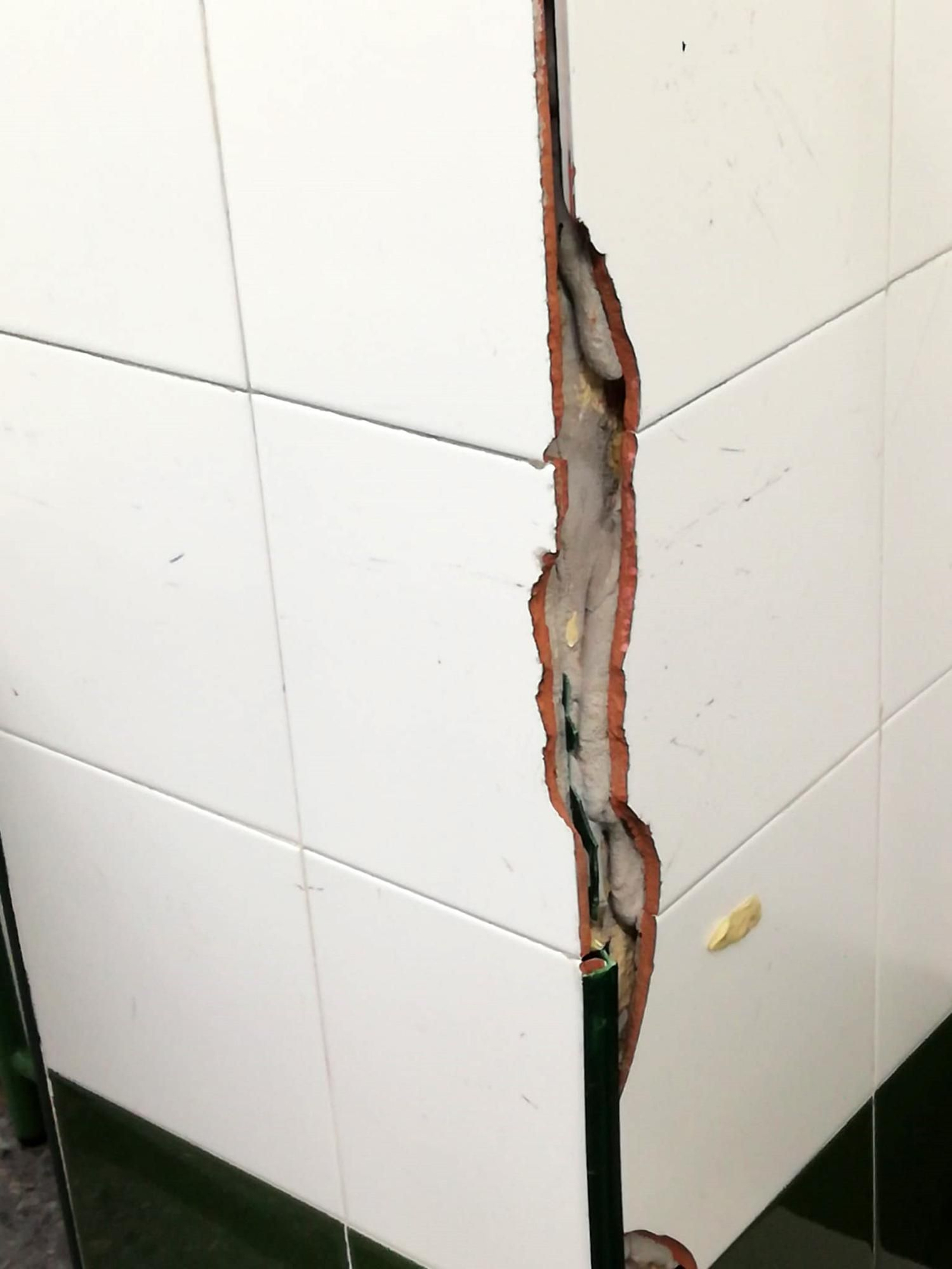 La AMPA denuncia el estado de la azulejería en algunas aulas