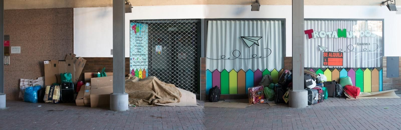 Imagen de archivo de temporeros en la calle.