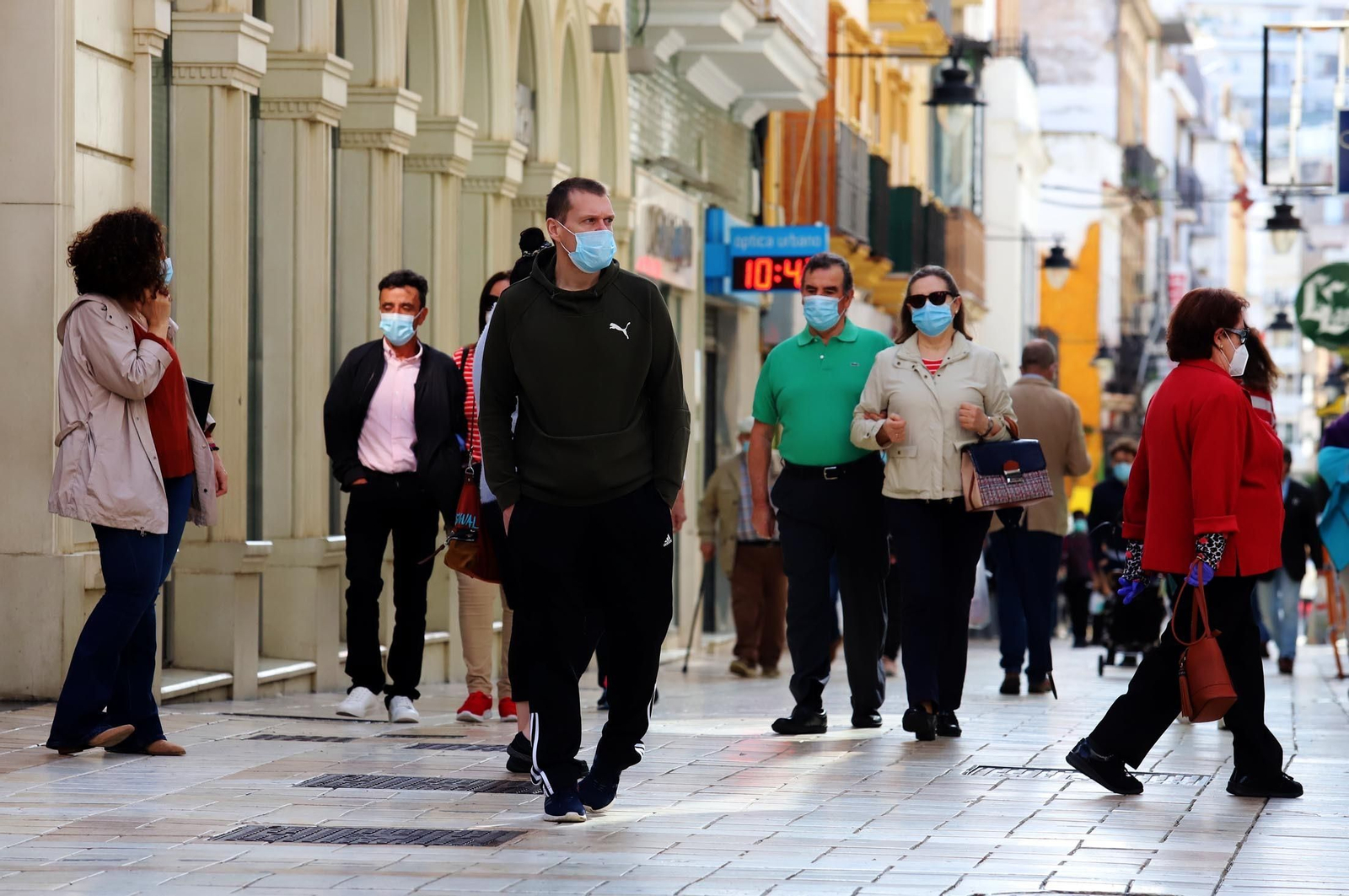 Personas con mascarilla en la calle.