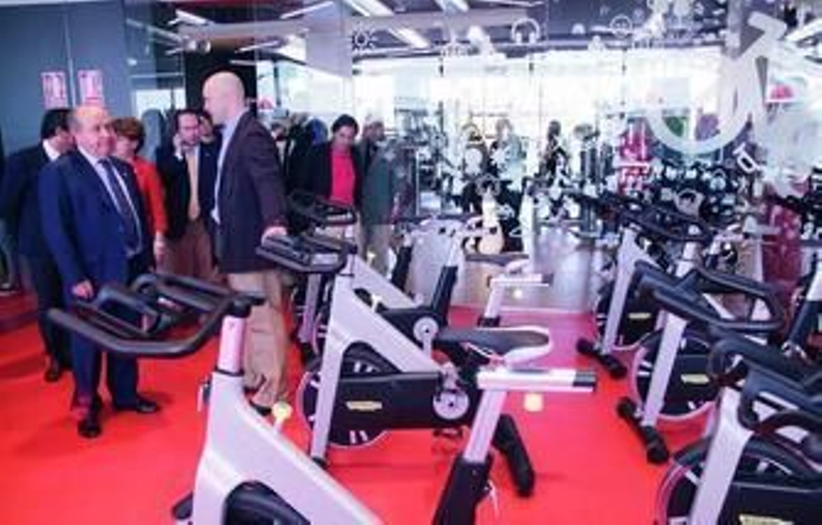 El alcalde recorrió todas las dependencias del gimnasio.