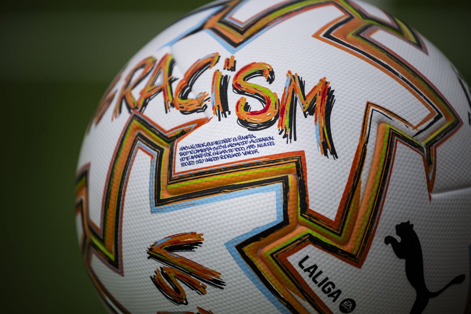 Balón contra el racismo en el Cádiz-Málaga CF