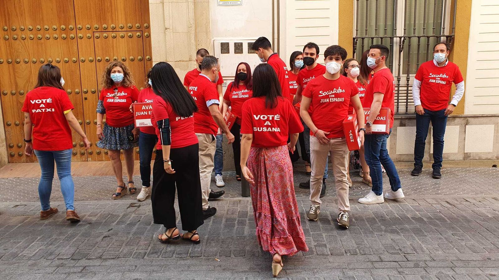 Los militantes del equipo de Juan Espadas posan con sus camisetas antes de entregar los avales en San Vicente.