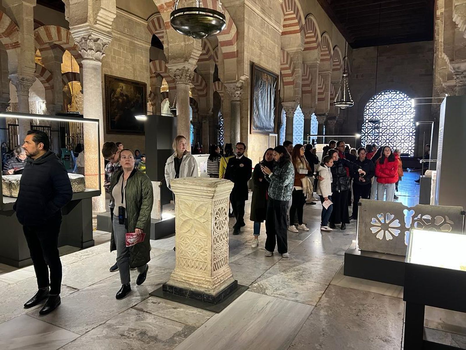 Visitantes de la exposición 'Cambio de Era' en la Mezquita-Catedral.