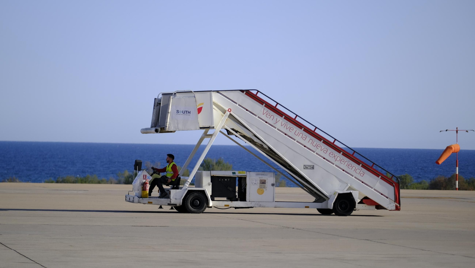 La compañía canaria Binter llega a Almería para quedarse, en imágenes