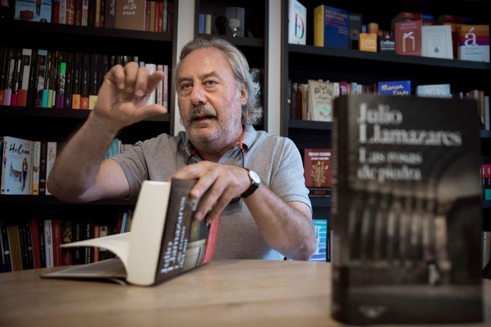 El escritor Julio Llamazares (Vegamián, León, 1955), con un ejemplar de 'Las rosas del sur'.