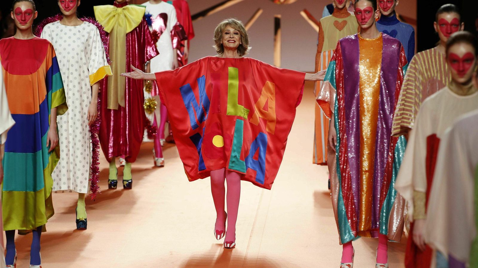 Mila Ximénez, con un modelo de Ágatha, el miércoles en la 'Fashion Week' madrileña.