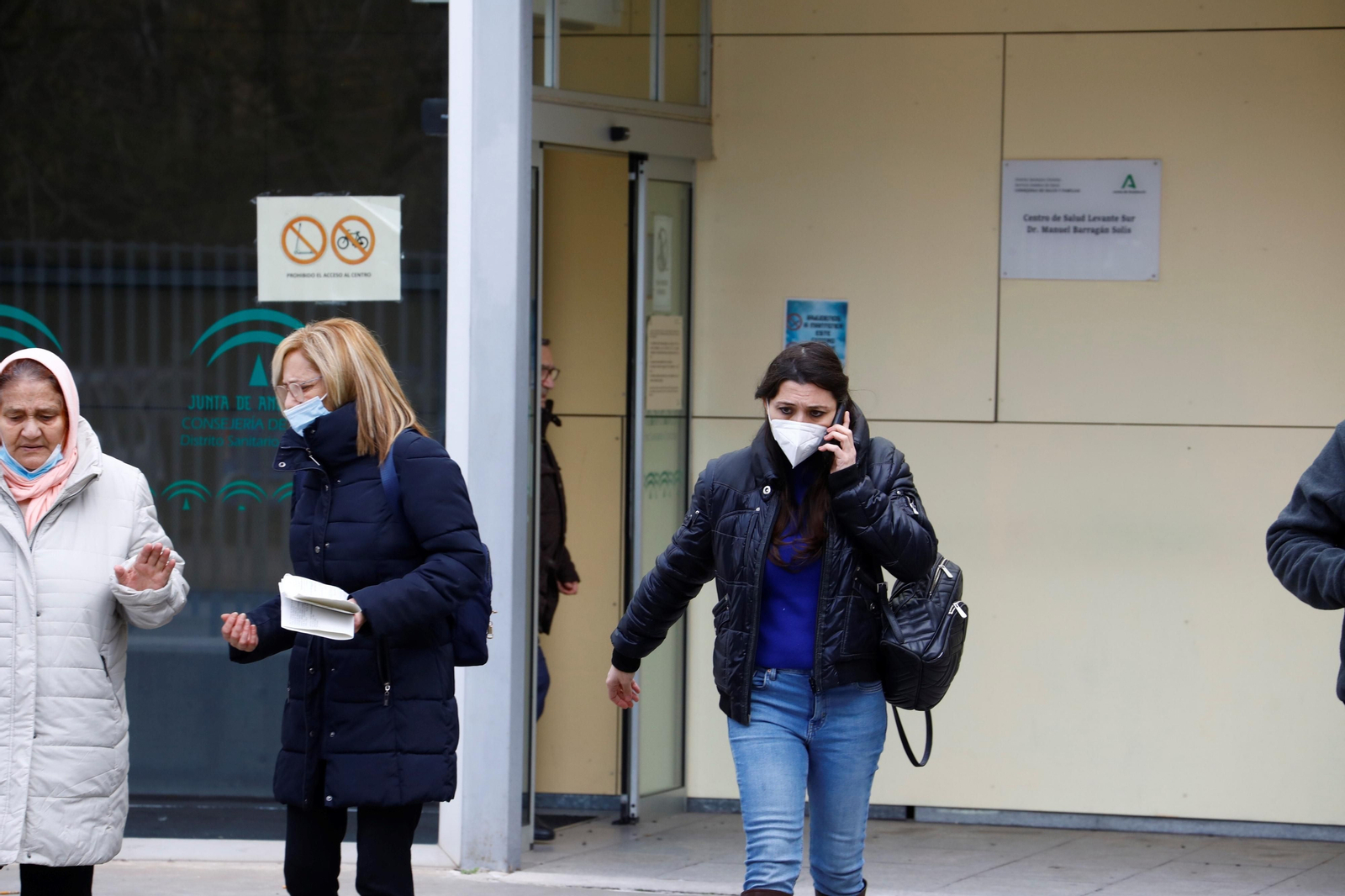 Varias personas con mascarilla en un centro de salud de Córdoba.