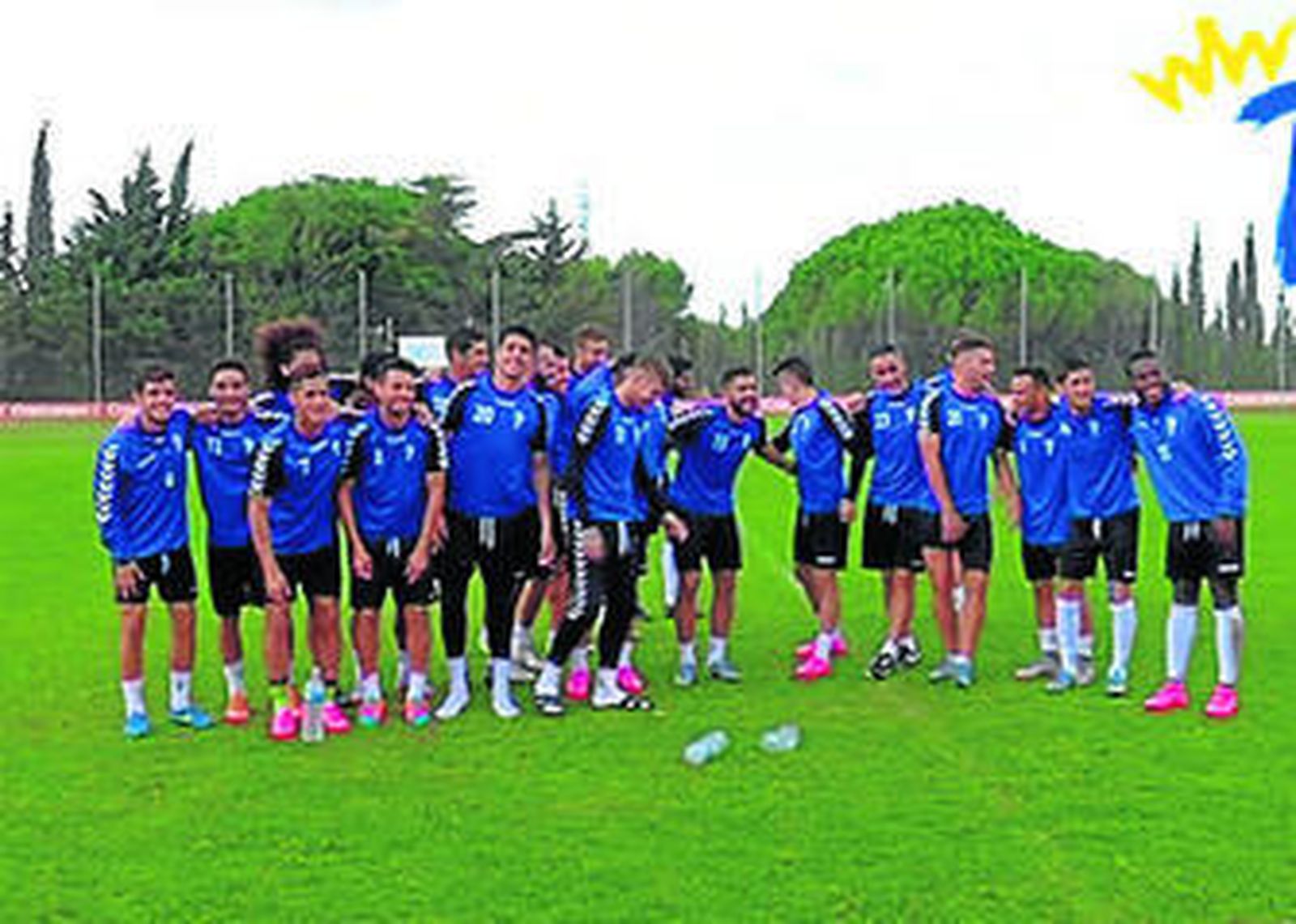 Los jugadores del Cádiz celebran ayer en El Rosal el afortunado emparejamiento con el Real Madrid.
