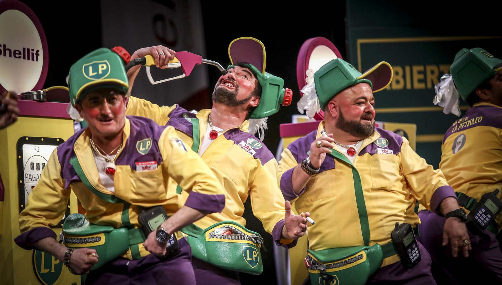 Chirigota del 'Sheriff' en su actuación en el Teatro Falla de Cádiz.