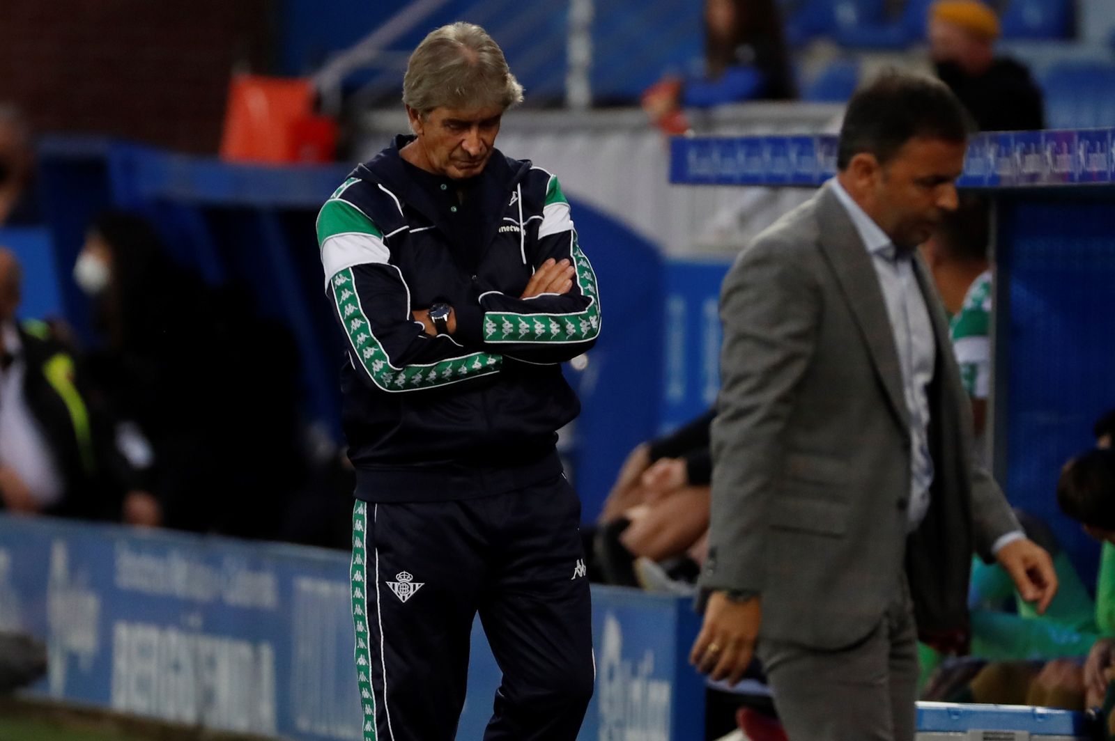 Pellegrini, pensativo en Mendizorroza junto a Calleja.