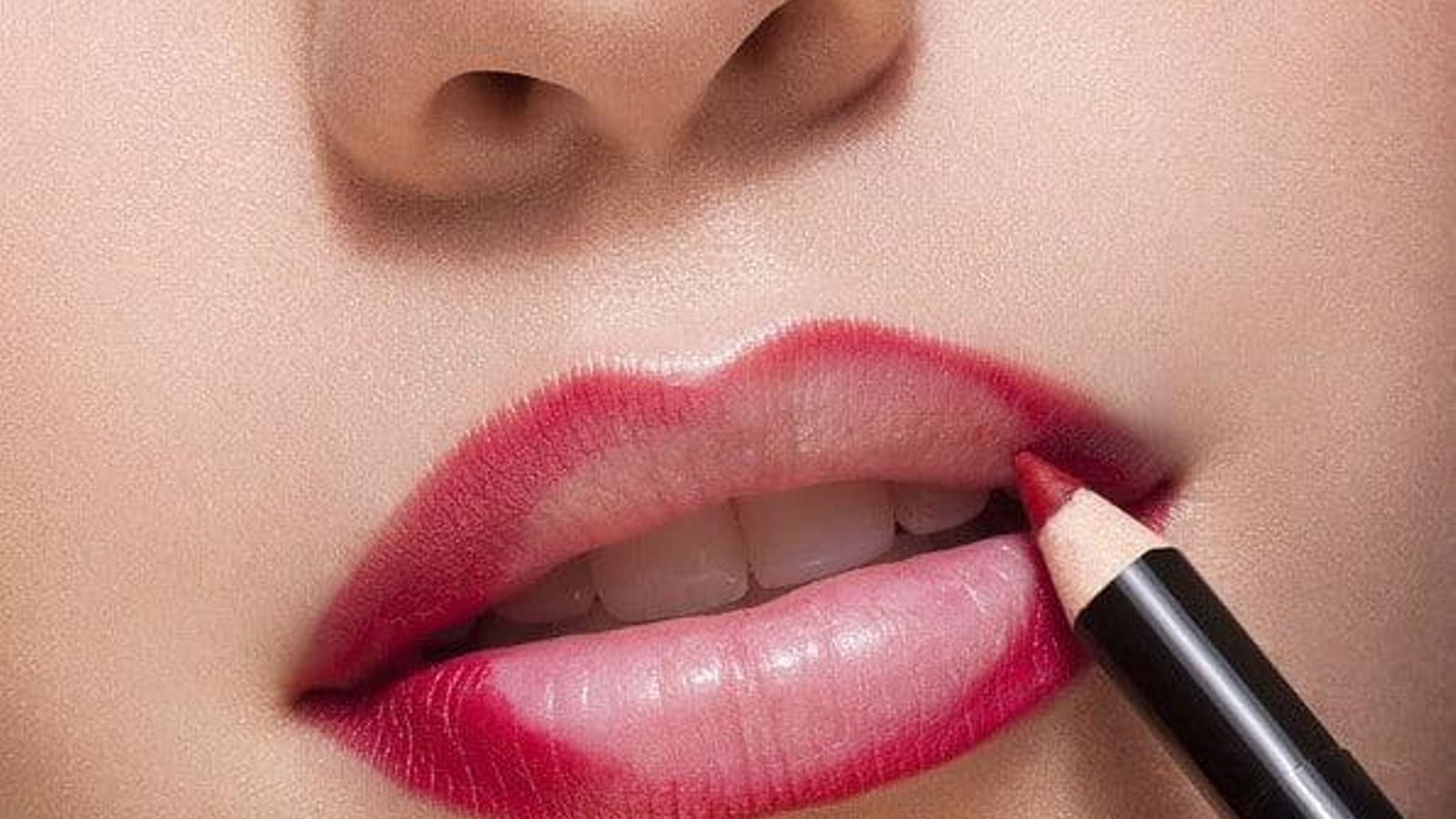 Perfila tus labios y aplica el producto en el interior para fijar el labial.