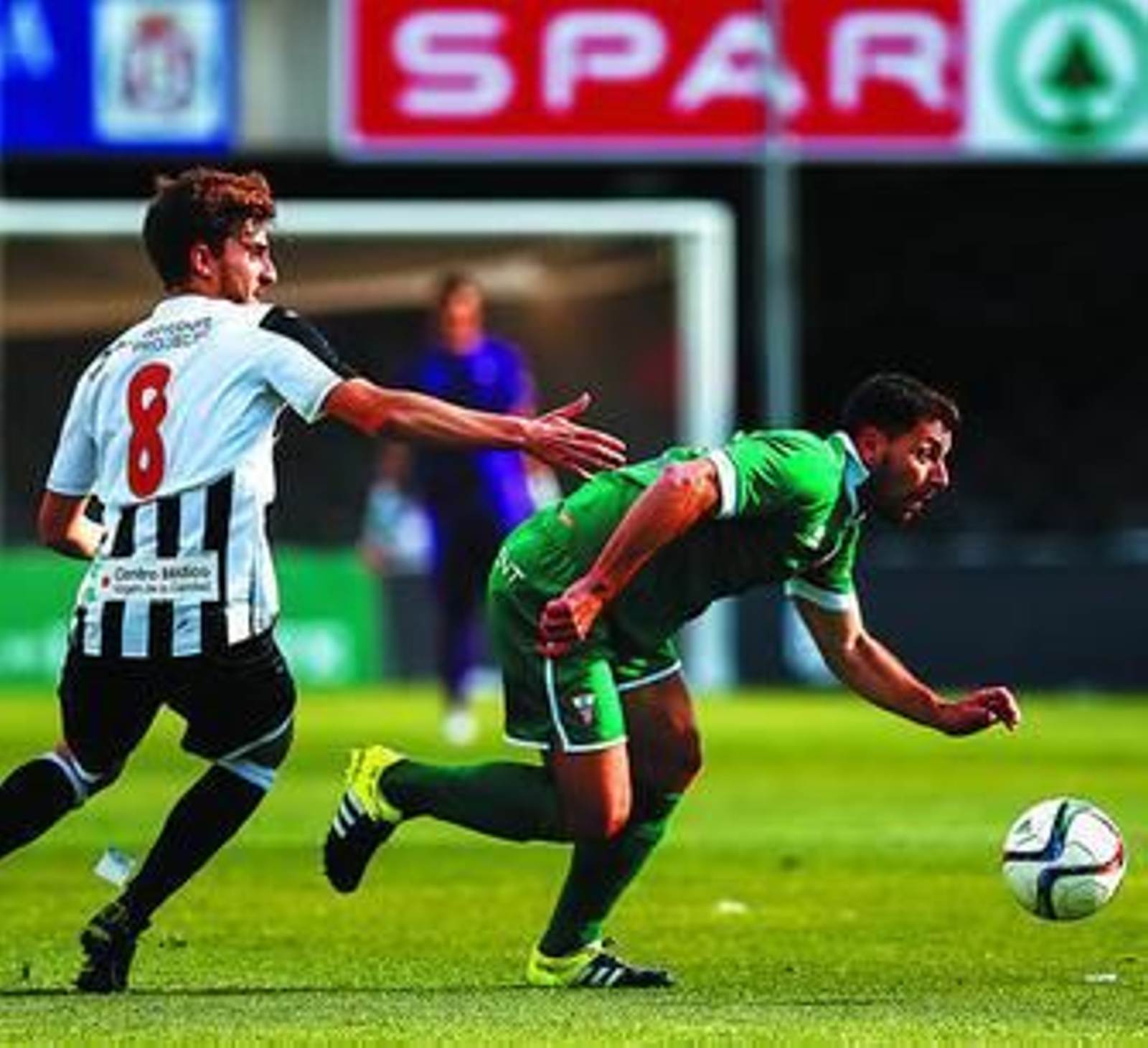 Adrián Máiquez sale de un regate a Rivero.