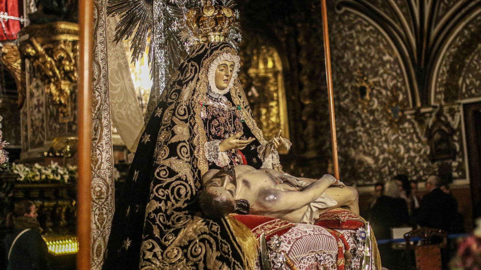 La Virgen de las Angustias, patrona de Granada, repuesta al culto tras su restauración