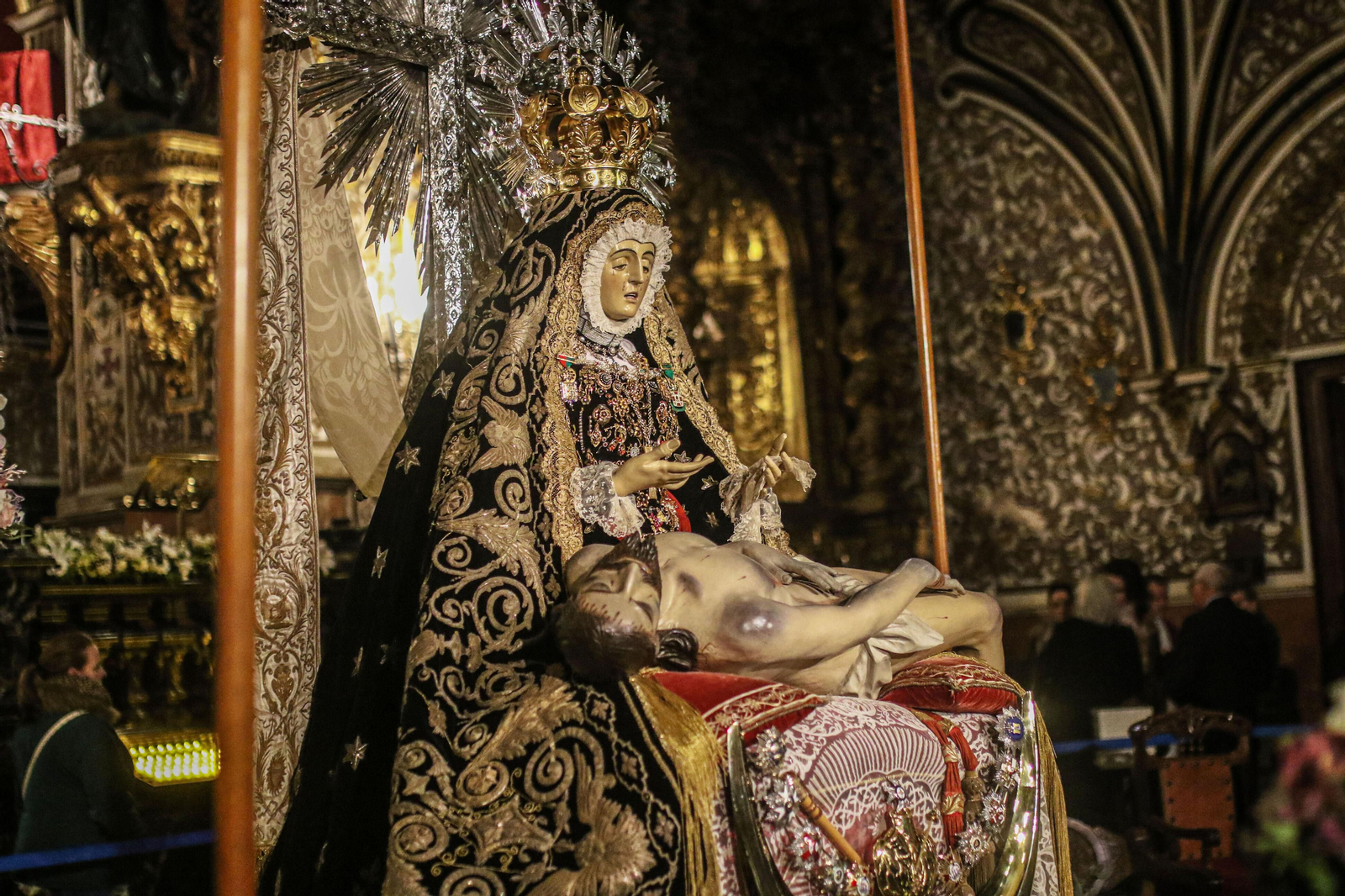 La Virgen de las Angustias, patrona de Granada, repuesta al culto tras su restauración