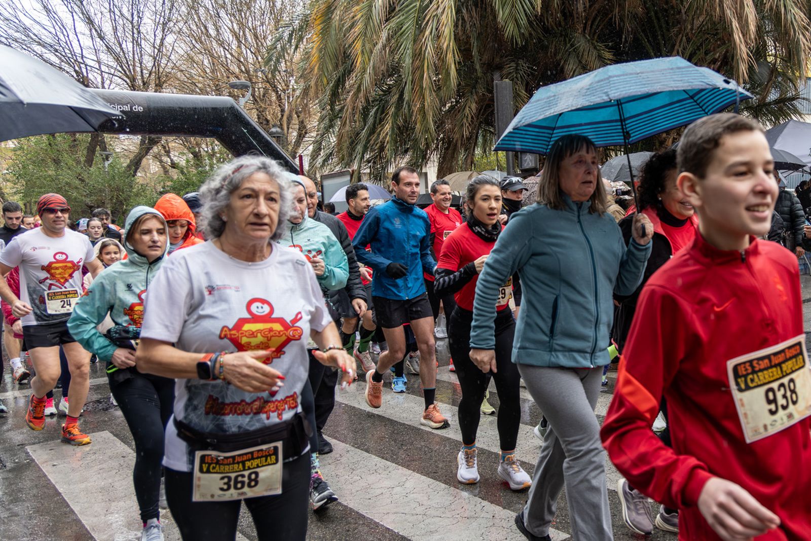 En imágenes: la lluvia no frena a más de un millar de corredores en la V Carrera Popular del IES San Juan Bosco (1)