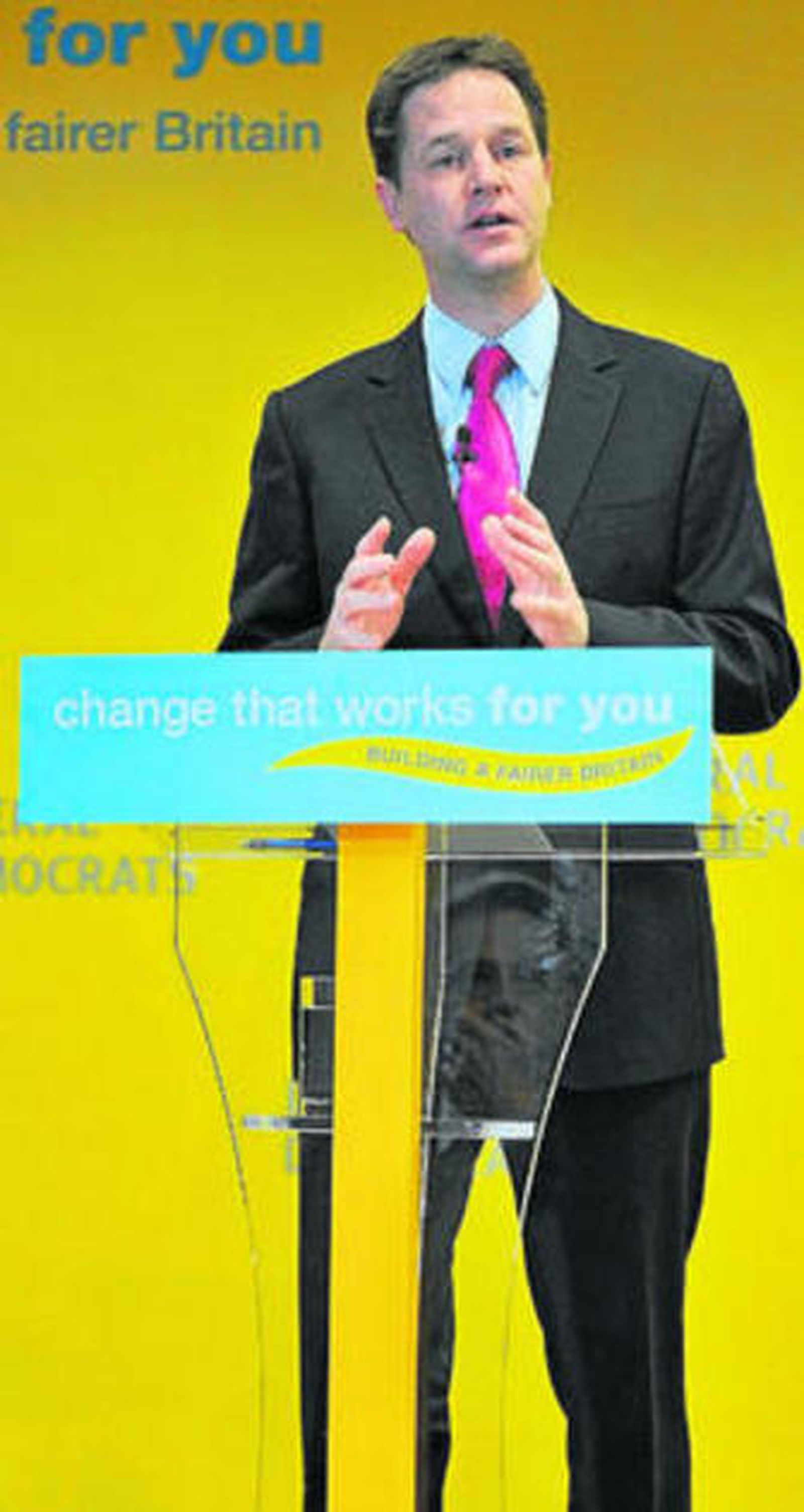 El líder liberal-demócrata, Nick Clegg, habla a la prensa en Londres.