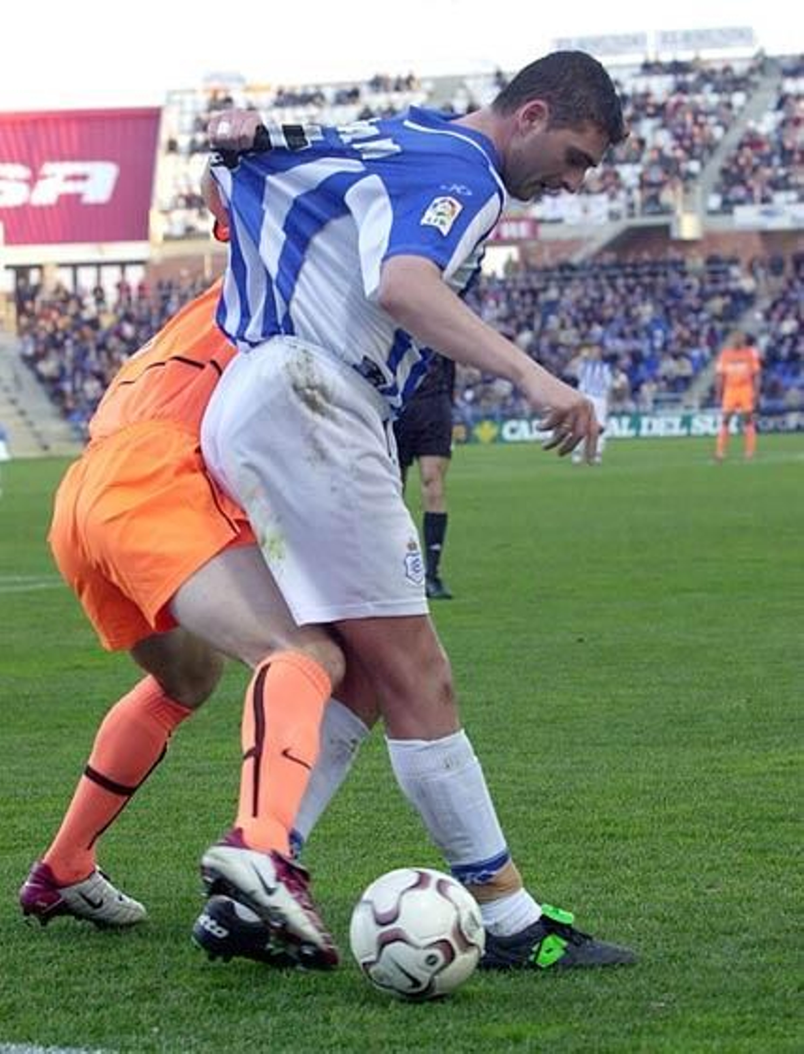 En el verano de 2002, el compostelano no pudo rechazar la llamada del Recreativo de Huelva para jugar un año en Primera. En la foto, protege el balón frente a un jugador del Valencia