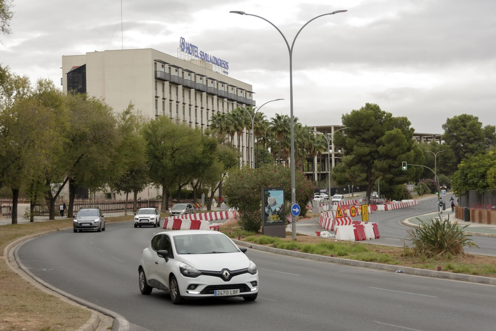 Obras de la construcción del carril del tranvibus que conectará Santa Justa, Sevilla Este y Torreblanca