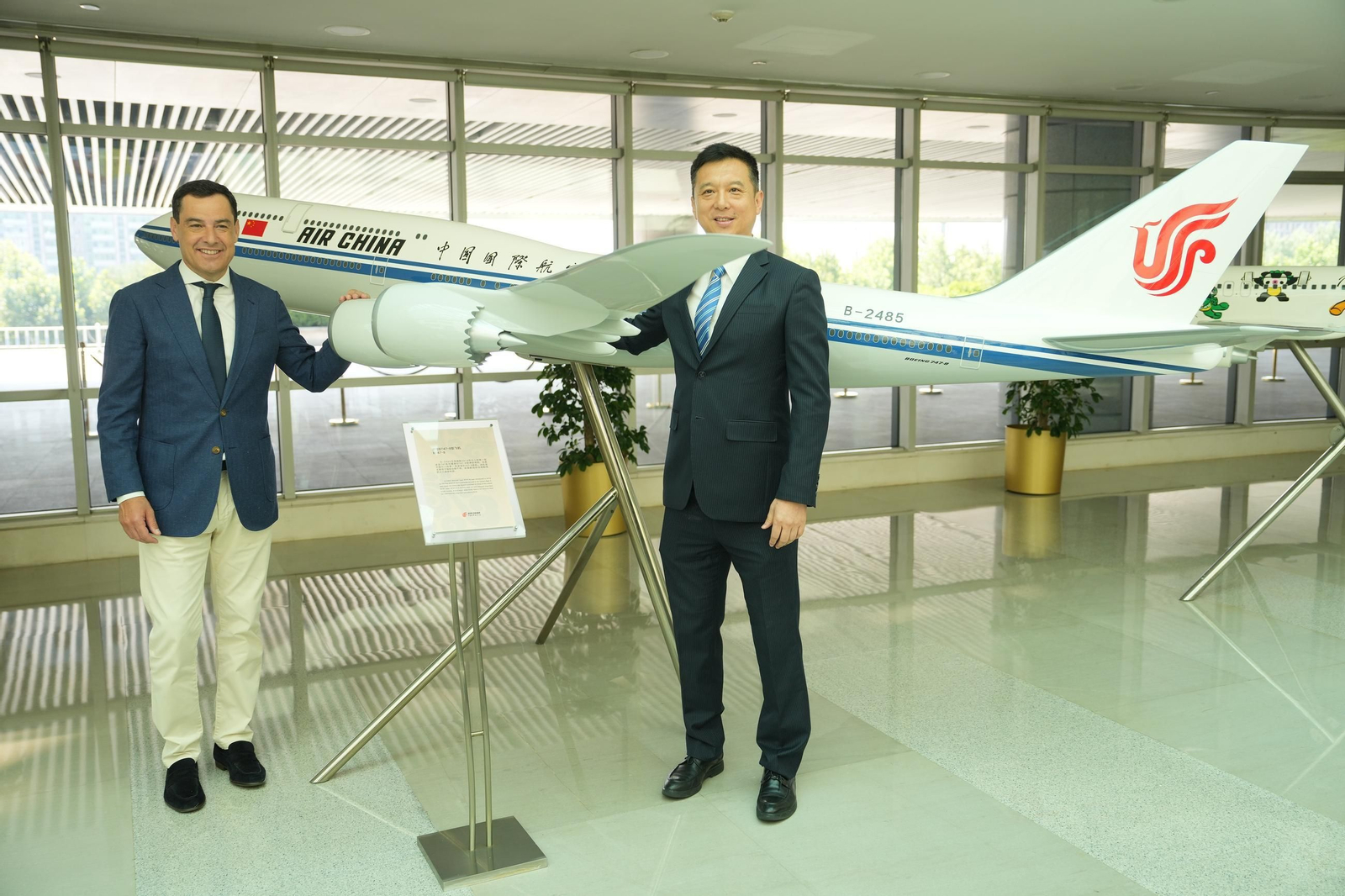 Juanma Moreno en su reunión con directivos de Air China.