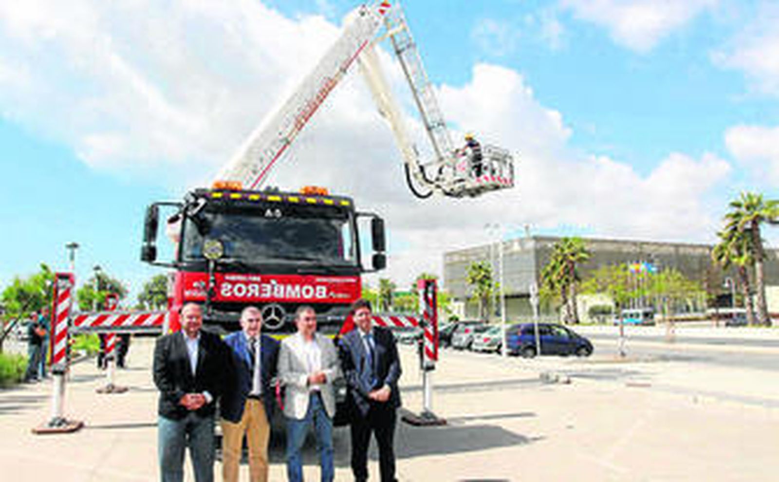 Marmolejo, Bendodo y Lucena, delante del autobrazo.