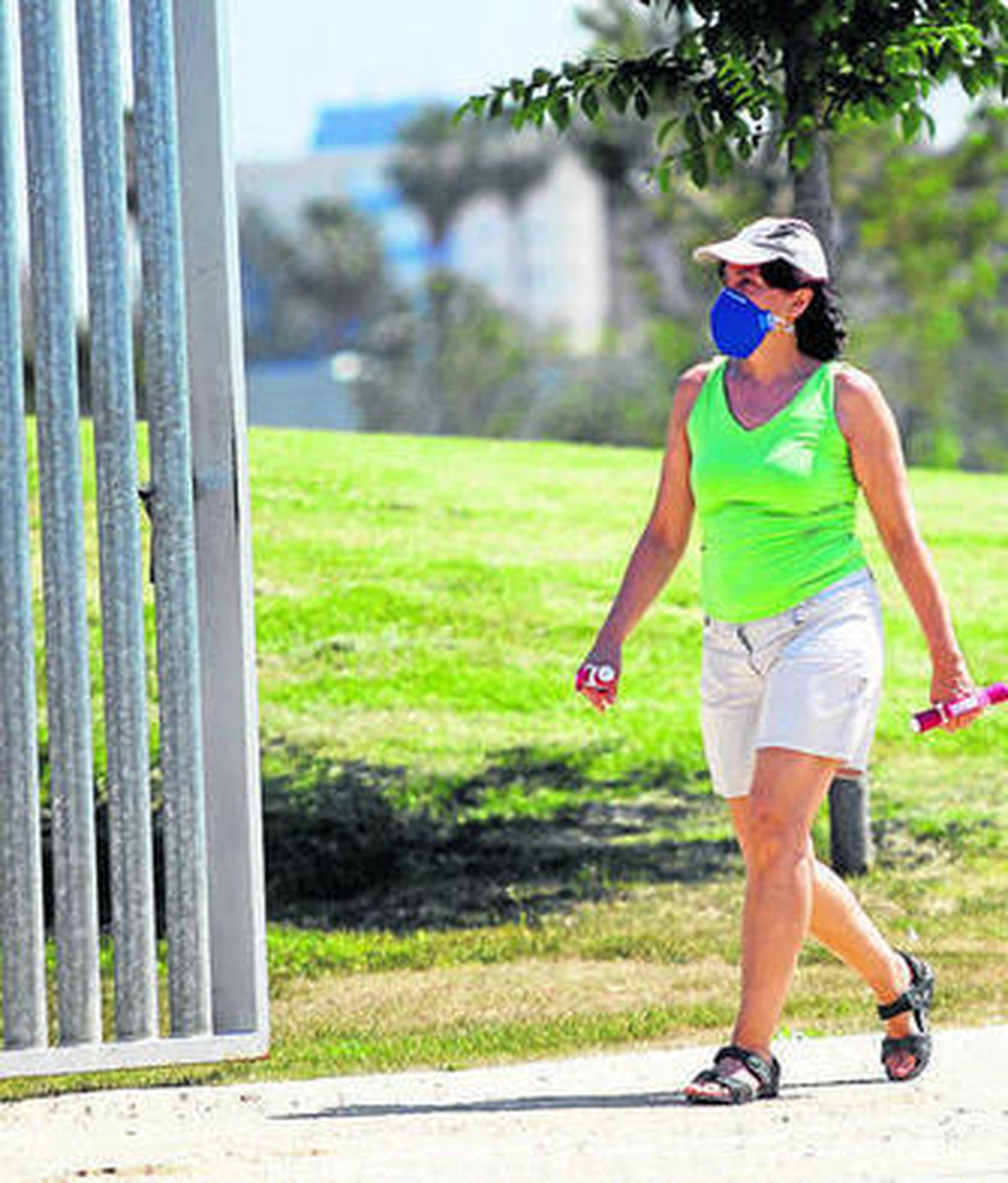 El uso de mascarillas se aconseja a los alérgicos para caminar por parques.