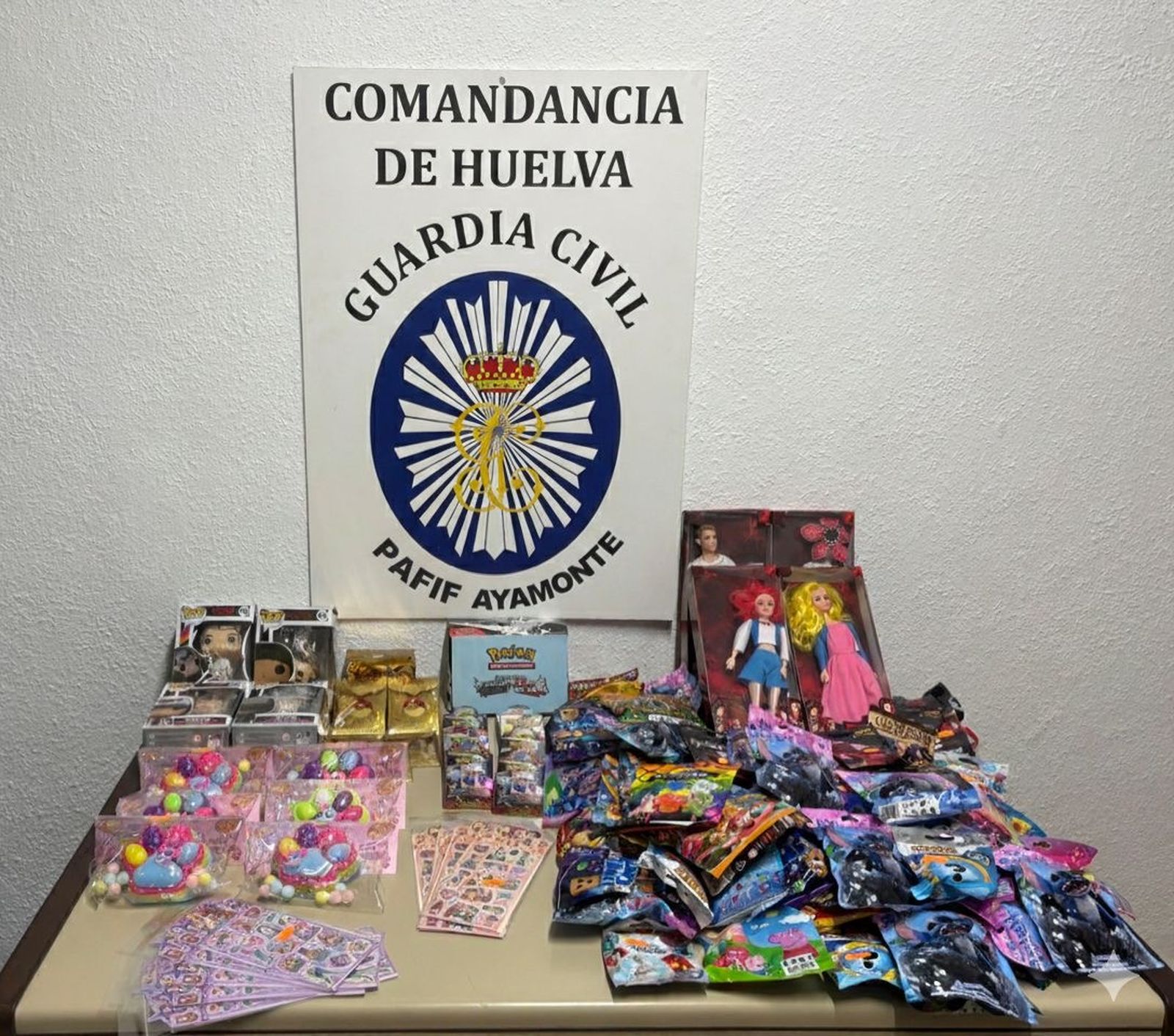 Juguetes incautados por la Guardia Civil en Ayamonte.